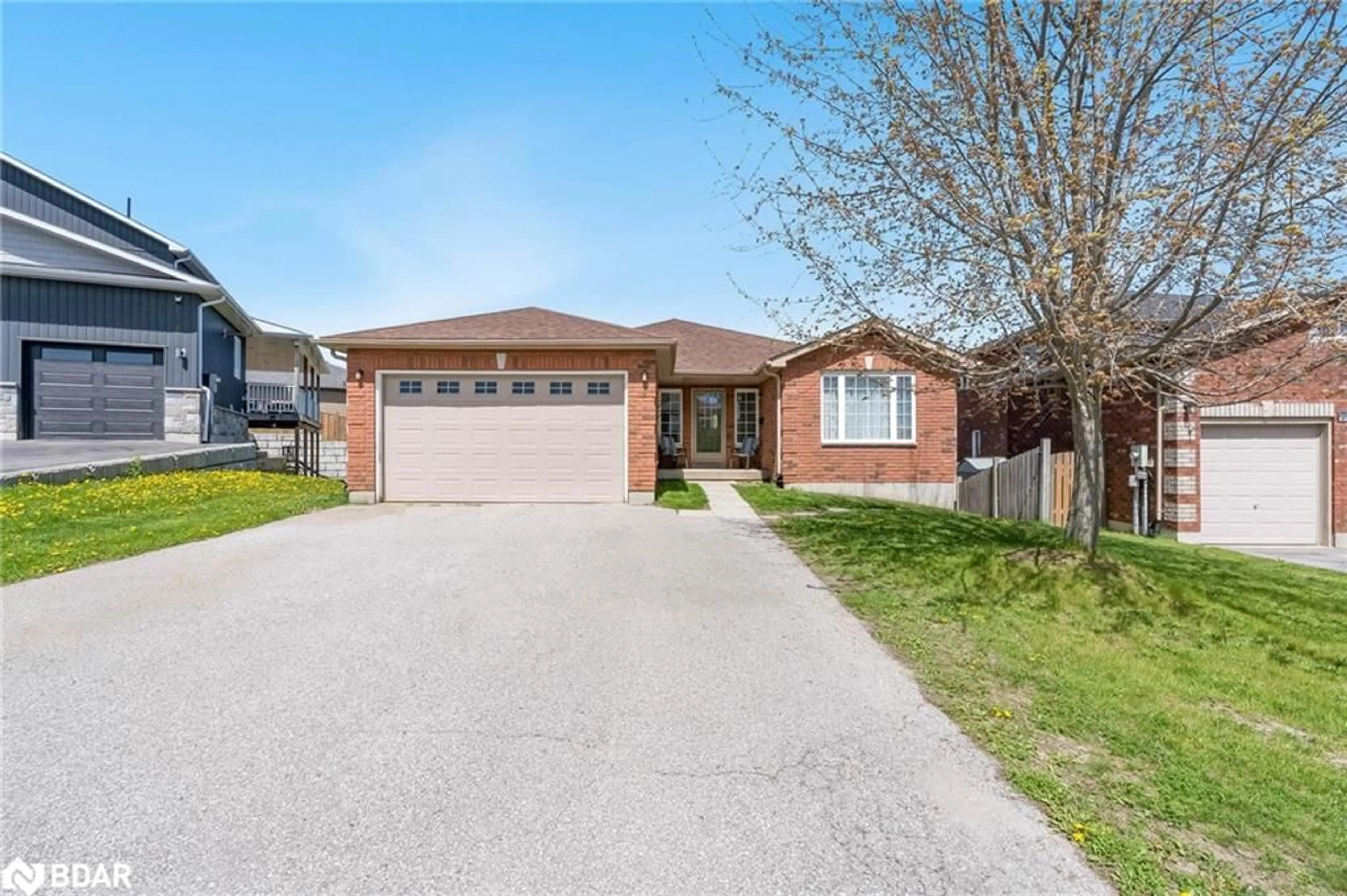Frontside or backside of a home for 4 Marjoy Ave, Barrie Ontario L4M 6N6