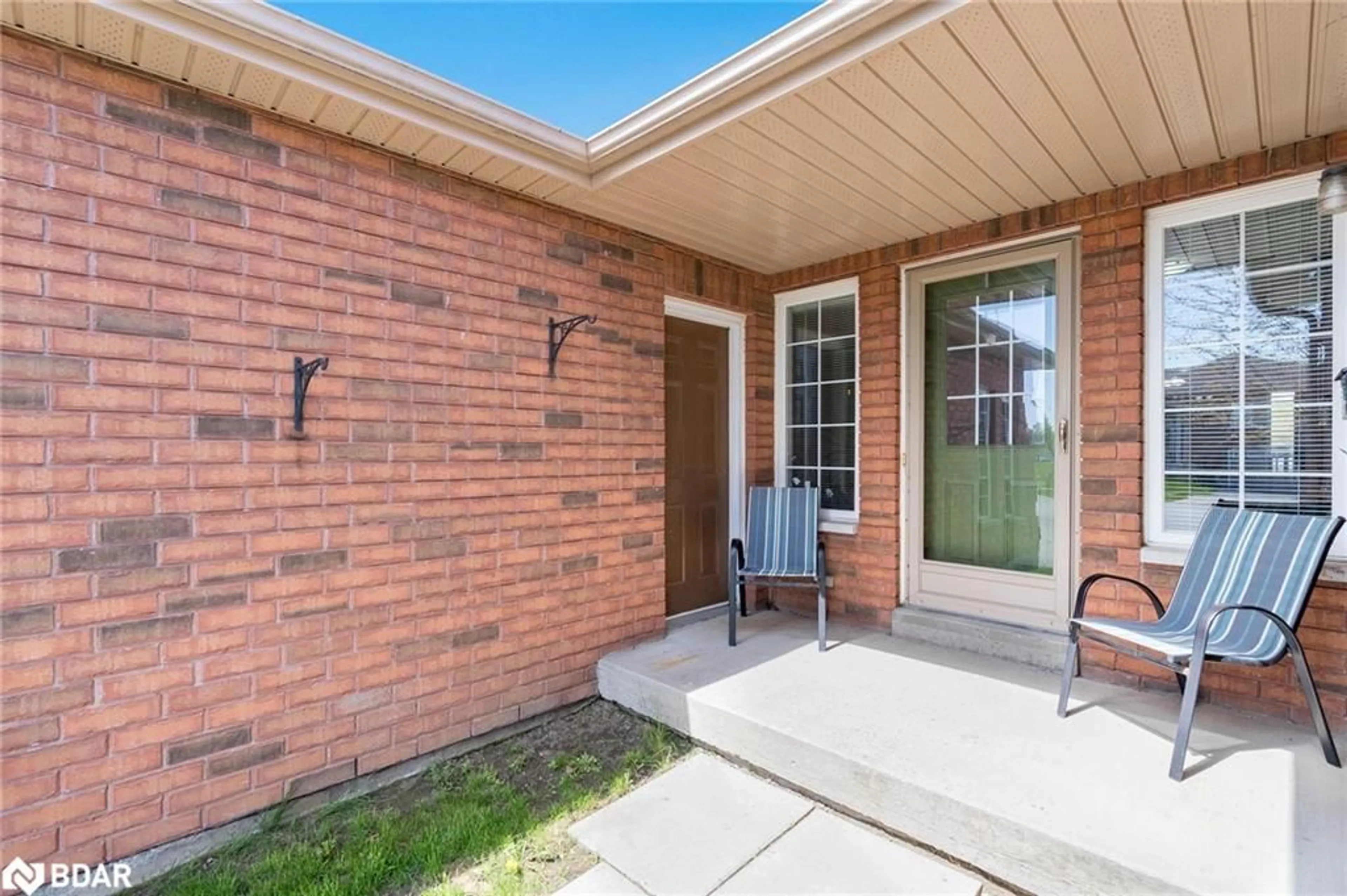 Home with brick exterior material for 4 Marjoy Ave, Barrie Ontario L4M 6N6