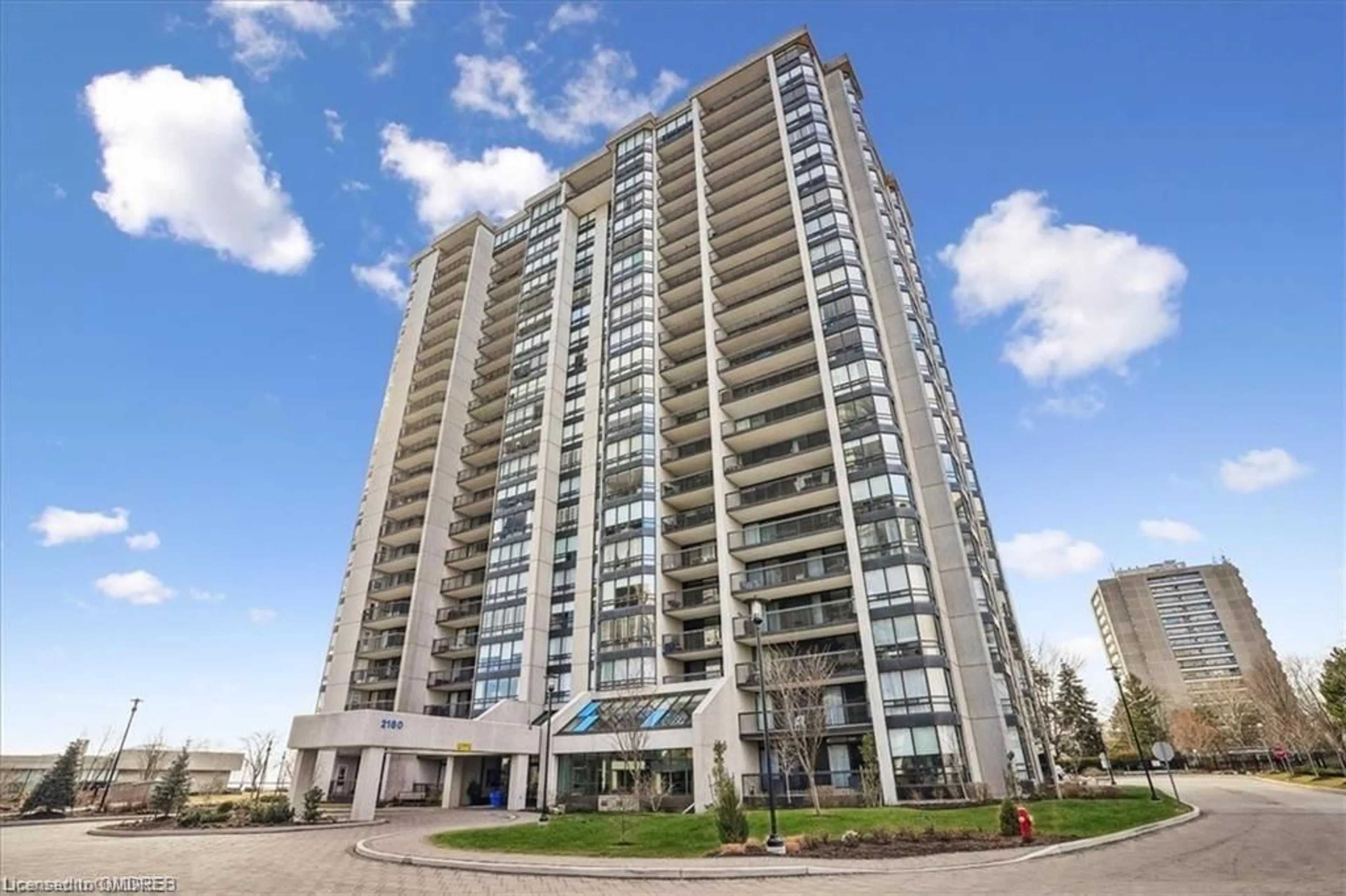 A pic from exterior of the house or condo for 2180 Marine Dr #1704, Oakville Ontario L6L 5V2
