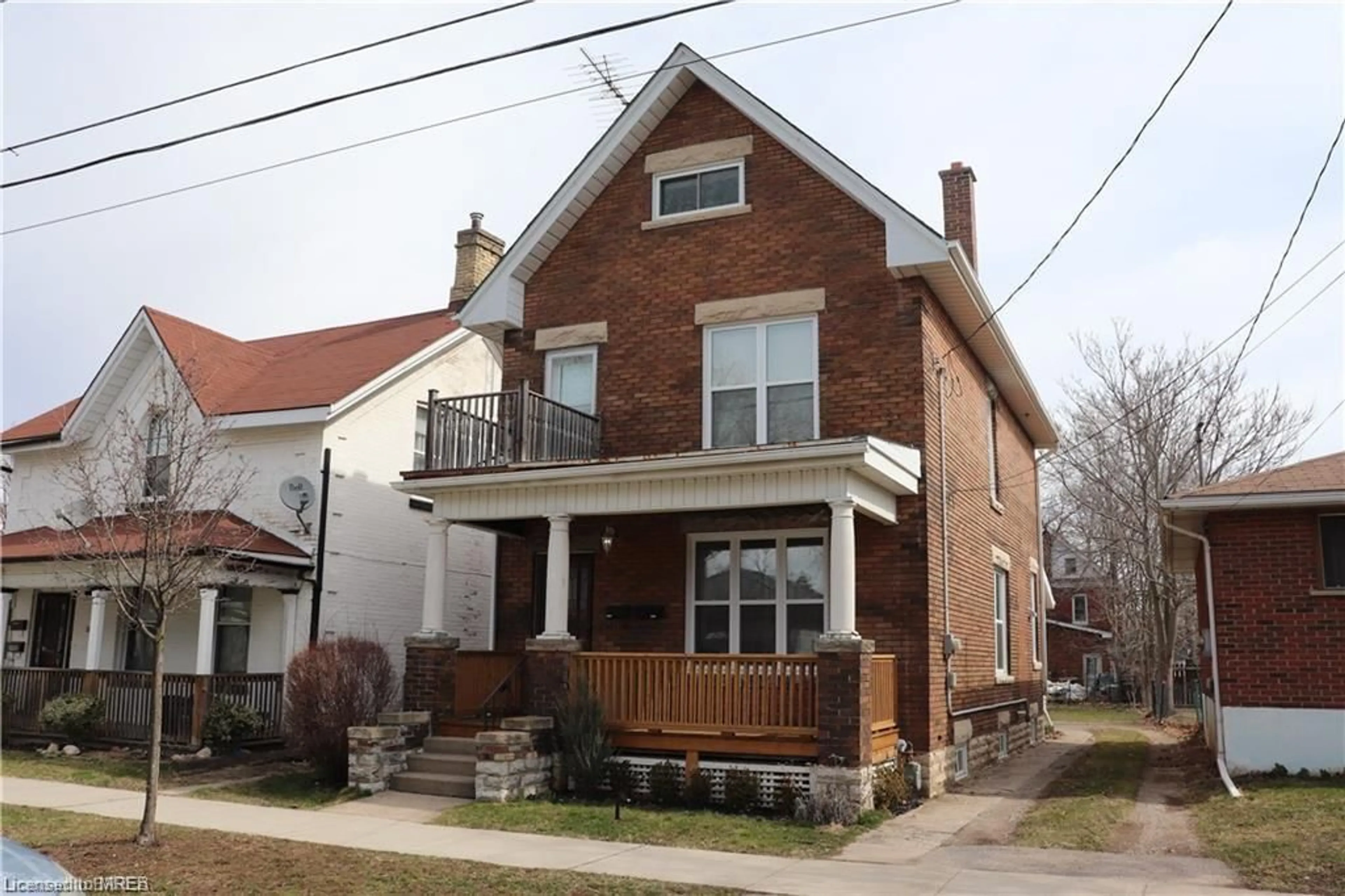 Frontside or backside of a home for 117 William St, Brantford Ontario N3T 3K9