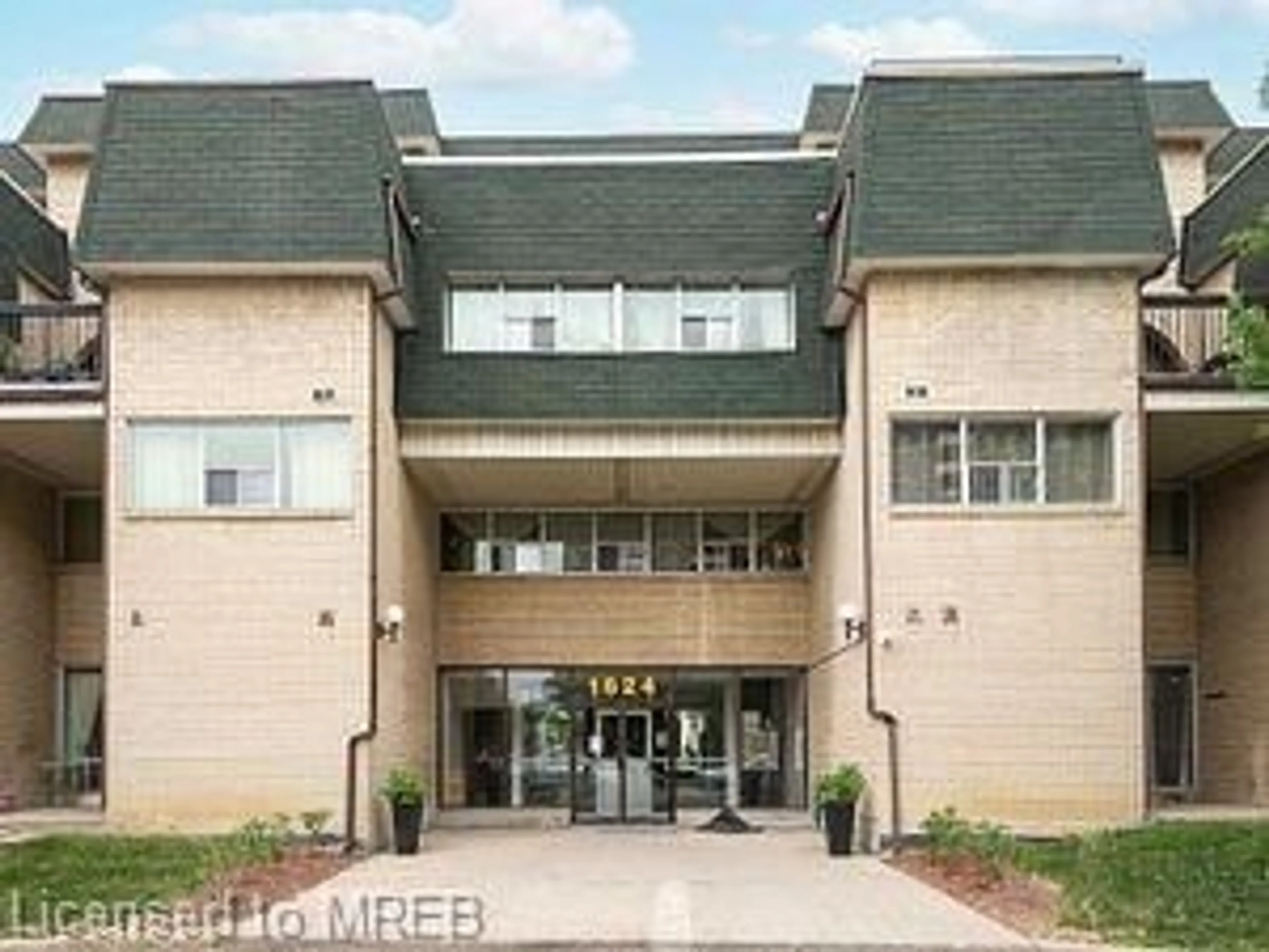 Outside view for 1624 Bloor St, Mississauga Ontario L4X 2S2