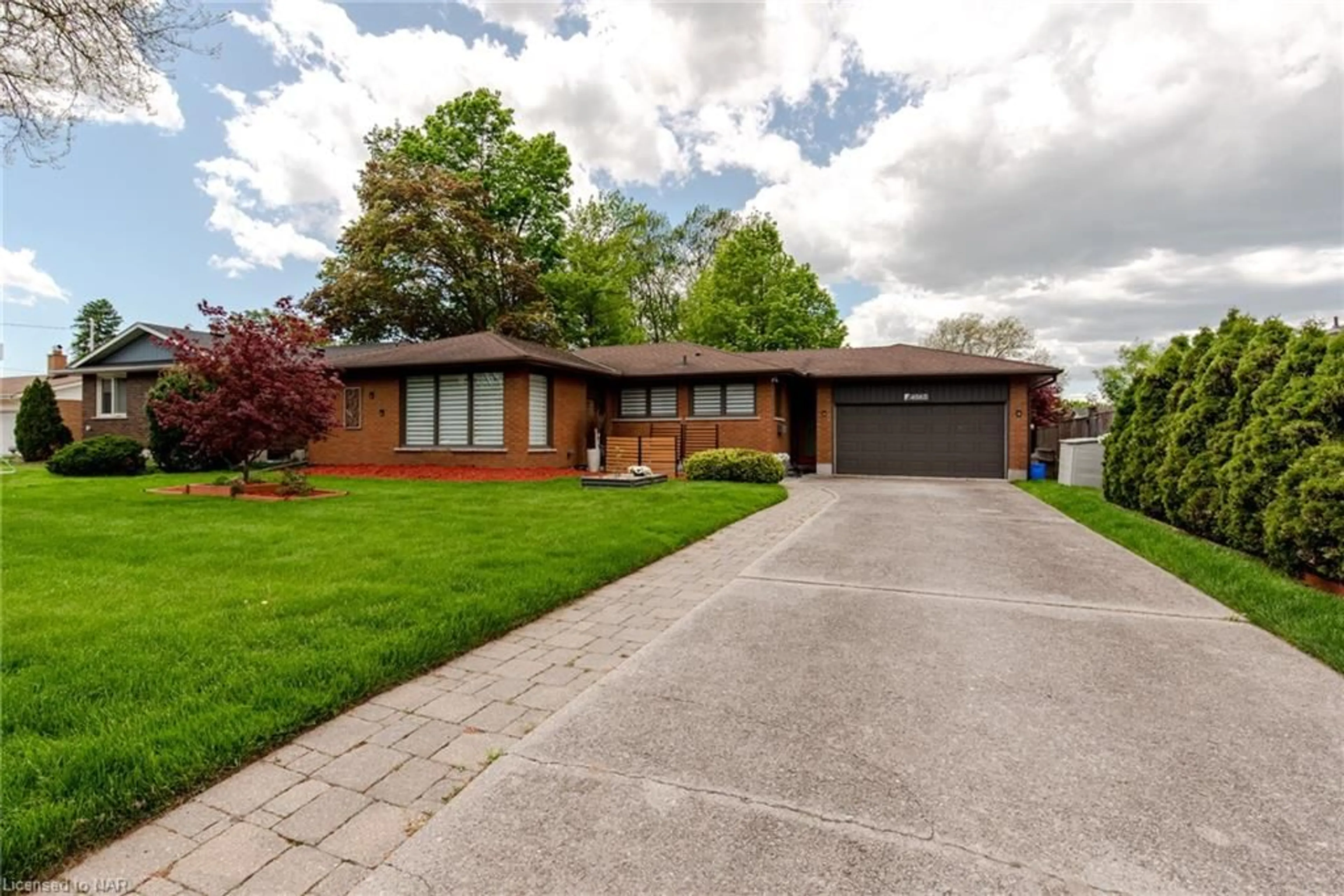 Home with brick exterior material for 4563 Pinedale Dr, Niagara Falls Ontario L2E 6M6