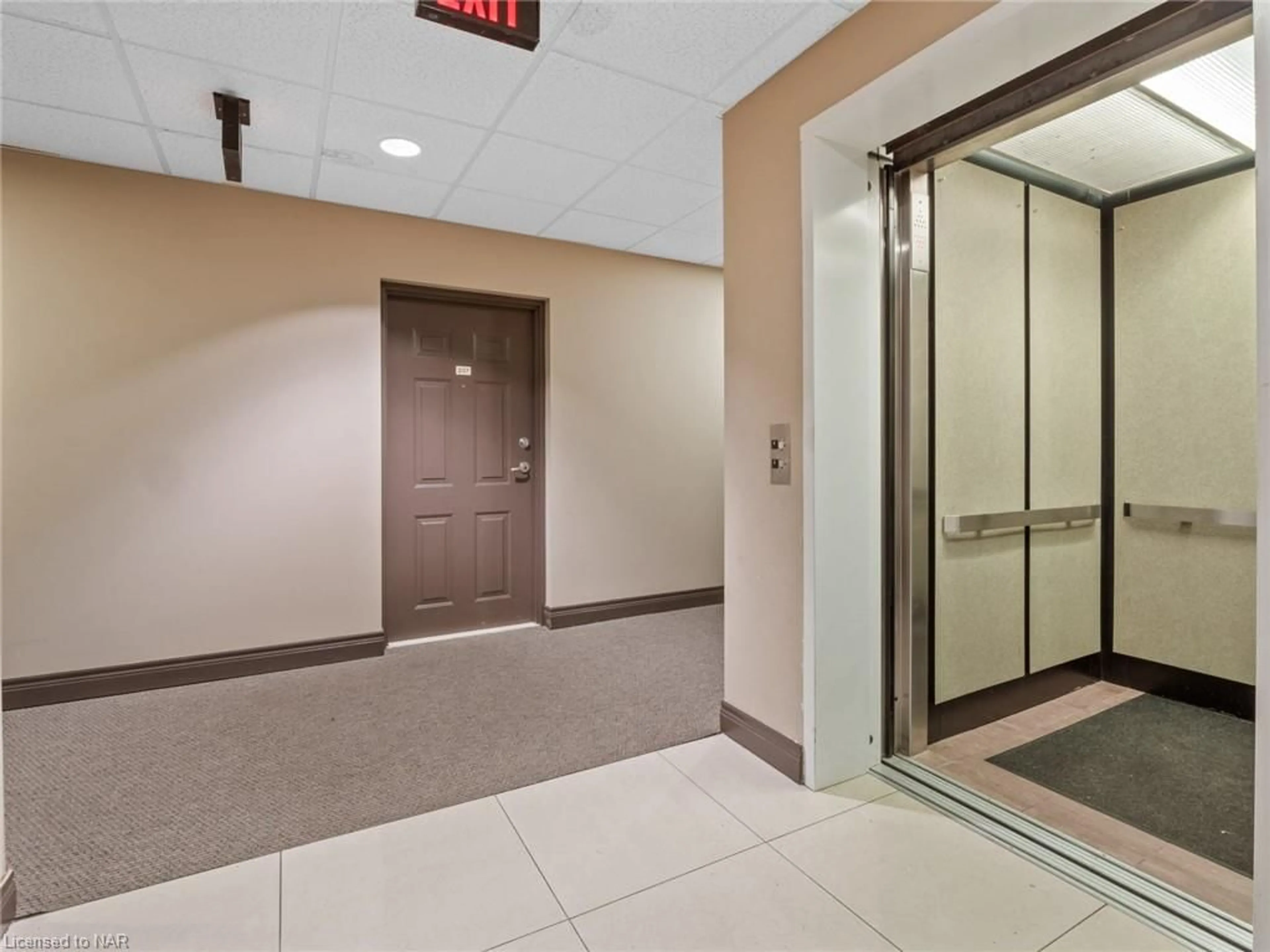 Indoor foyer for 6928 Ailanthus Ave #207, Niagara Falls Ontario L2G 4C8