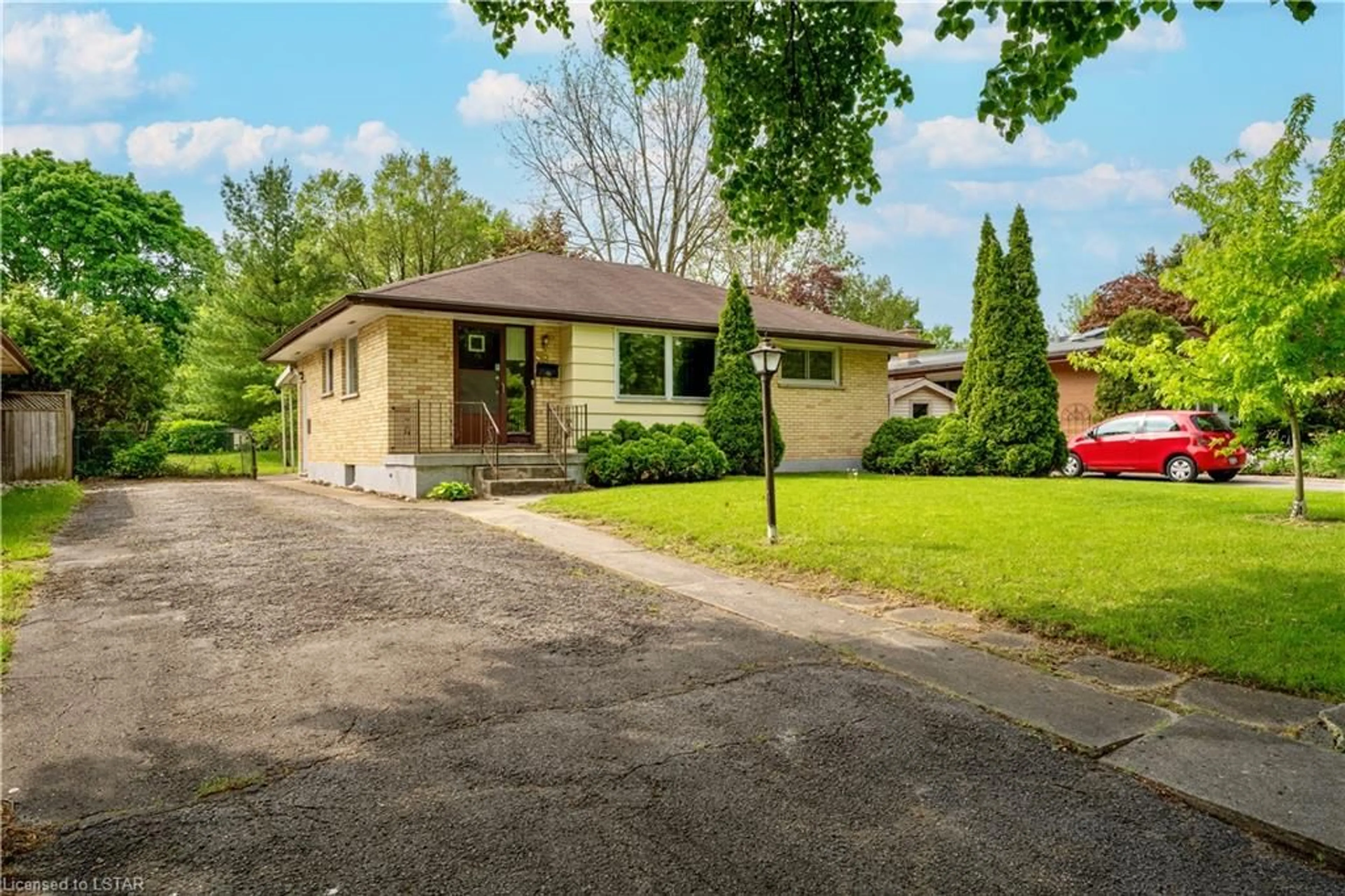Frontside or backside of a home for 39 Trillium Cres, London Ontario N5Y 4T3