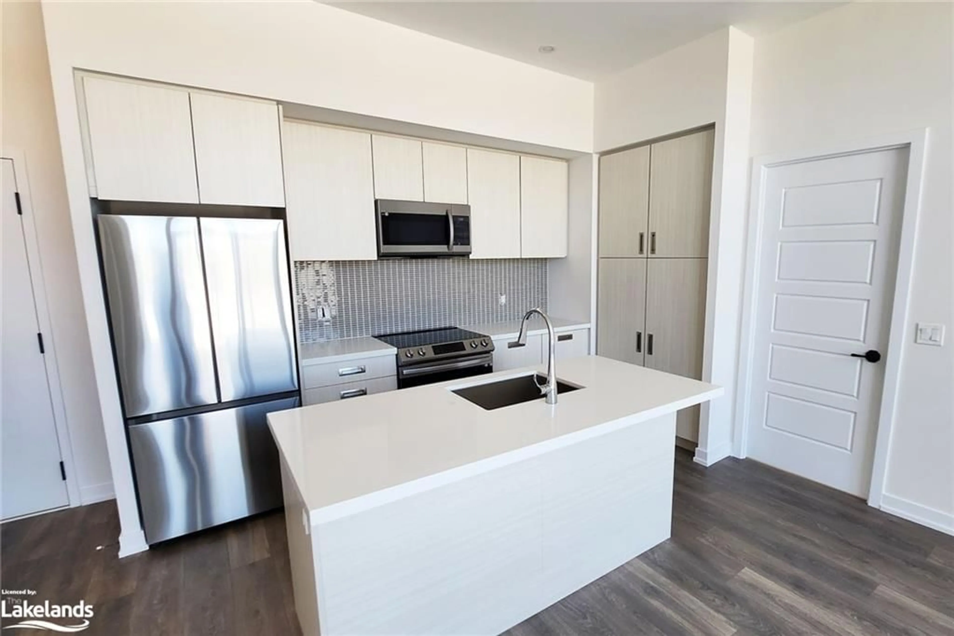Standard kitchen for 415 Sea Ray Ave, Innisfil Ontario L9S 0R5