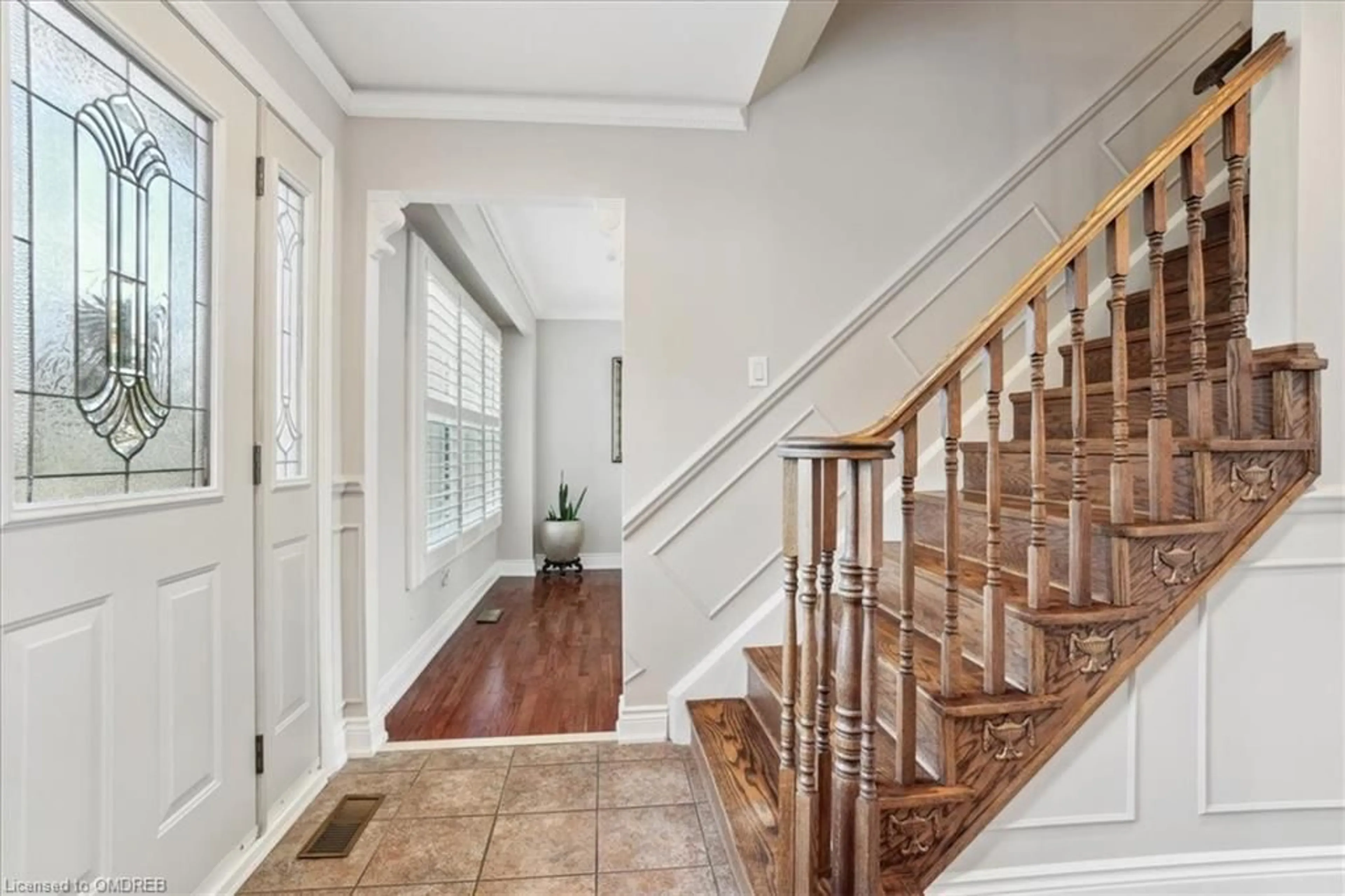 Indoor foyer for 2036 Kawartha Cres, Mississauga Ontario L5H 3P9