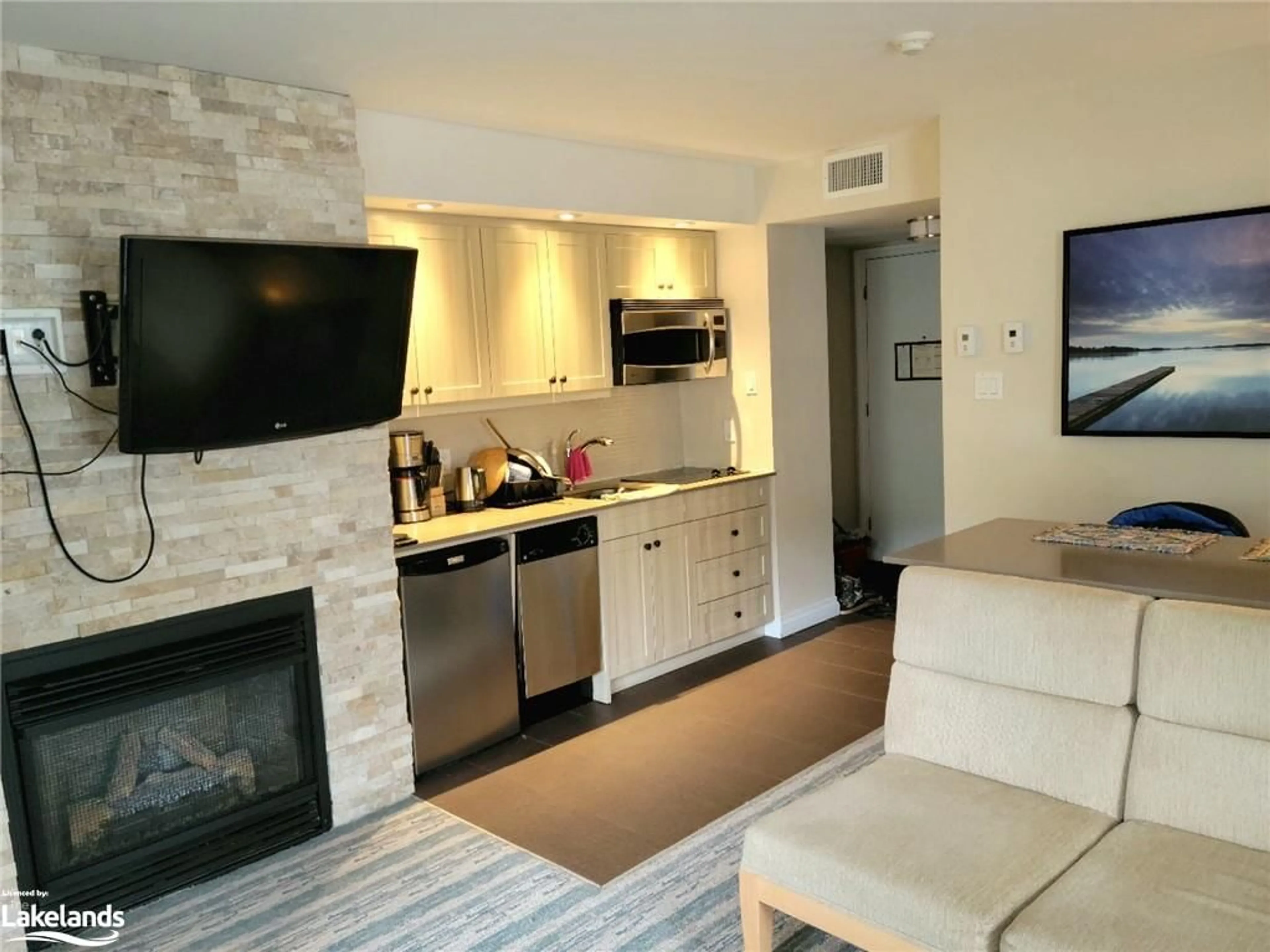 A pic of a room for 1235 Deerhurst Dr #54-207, Huntsville Ontario P1H 2E8