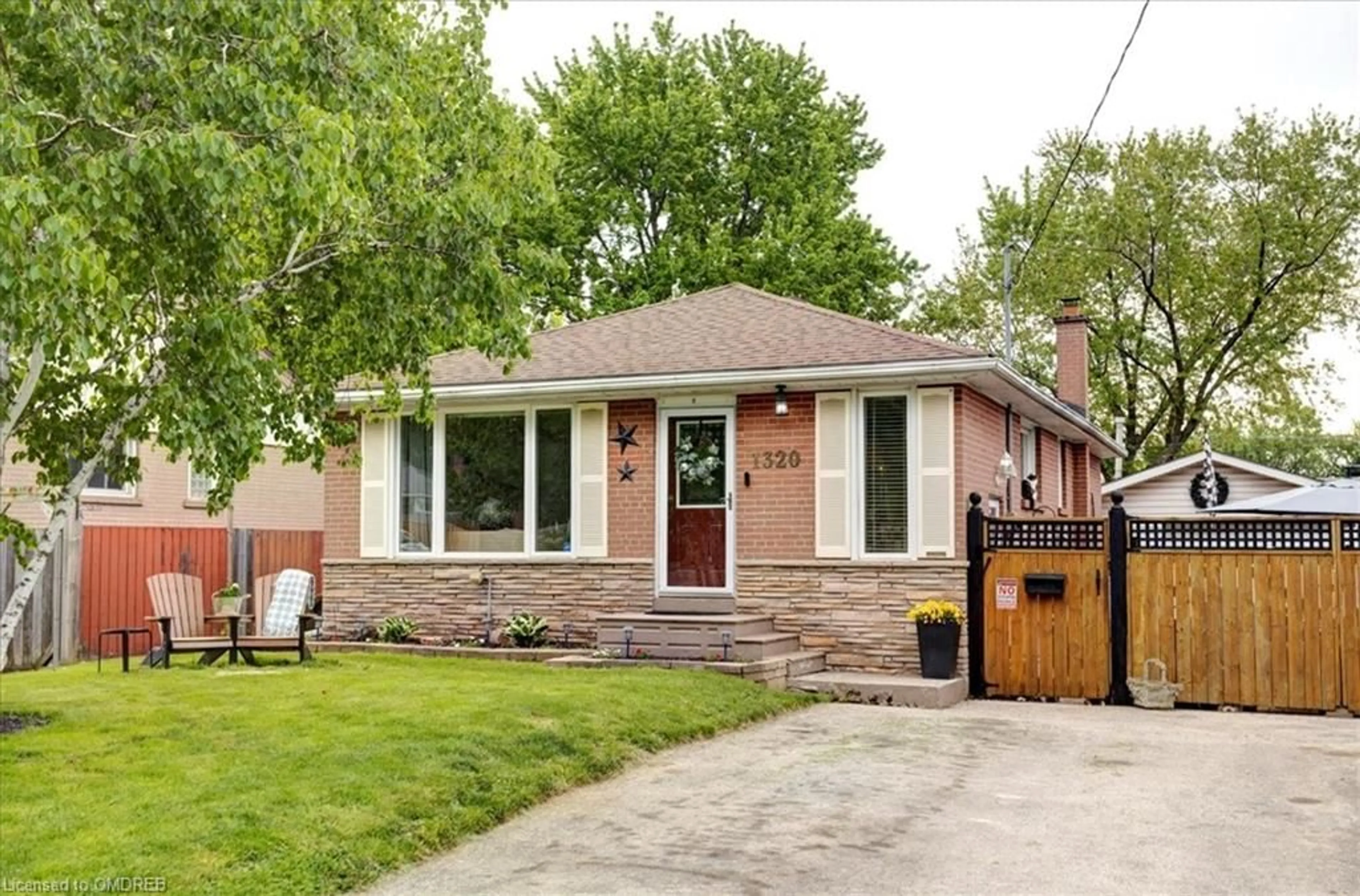 Home with brick exterior material for 1320 Bunnell Dr, Burlington Ontario L7P 2E1