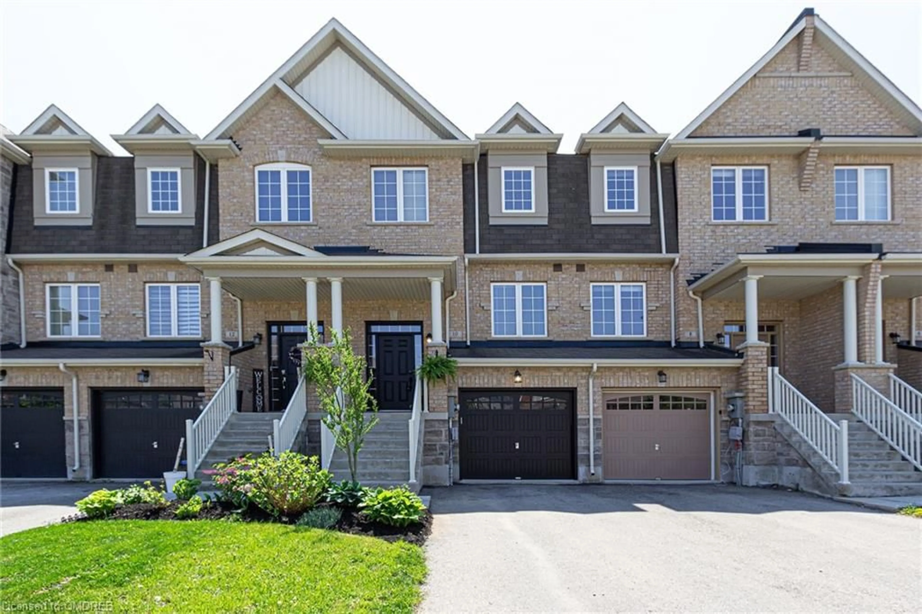 A pic from exterior of the house or condo for 10 Hugill Way, Waterdown Ontario L8B 0A1