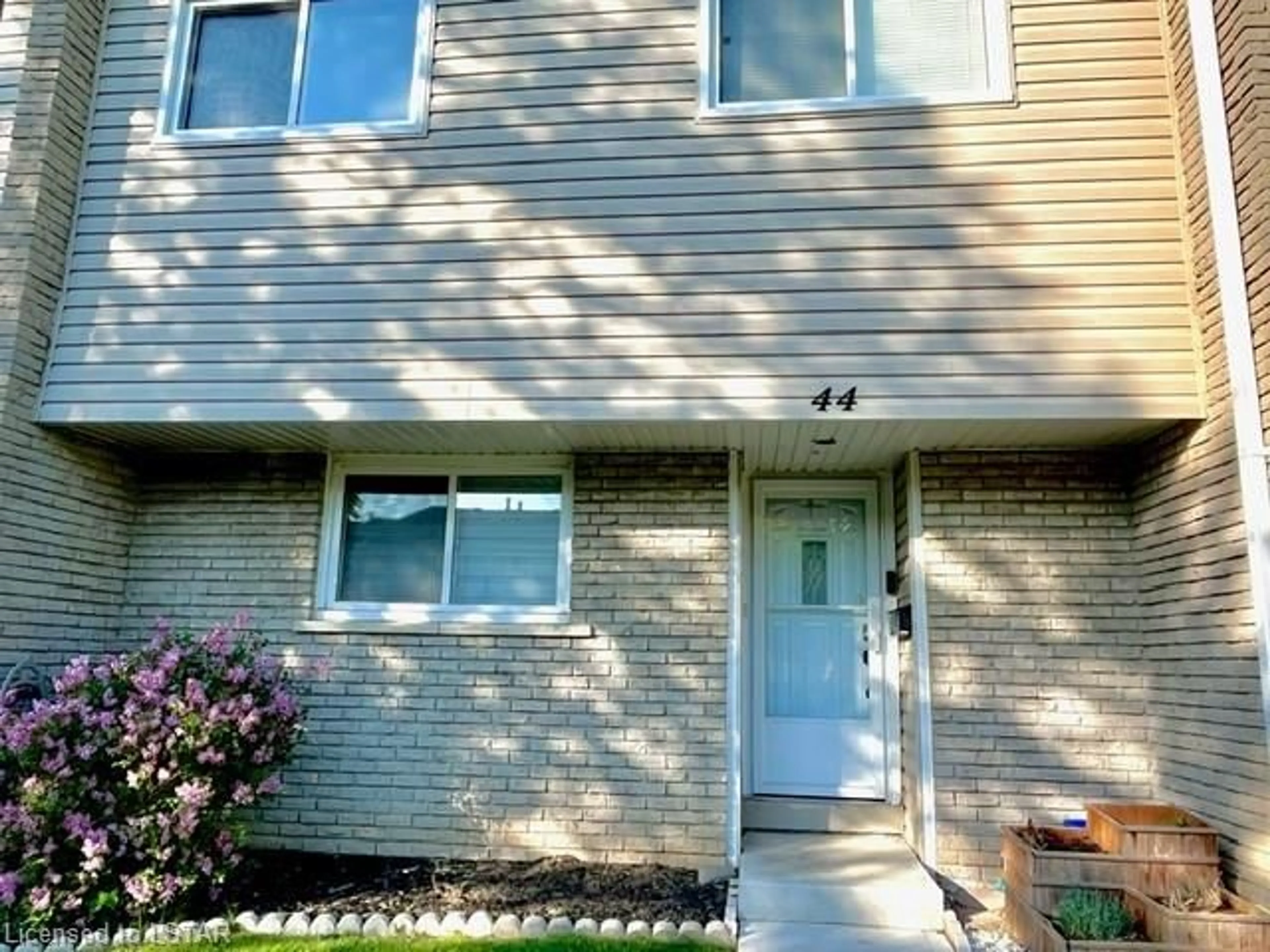 A pic from exterior of the house or condo for 711 Osgoode Dr #44, London Ontario N6E 2C8