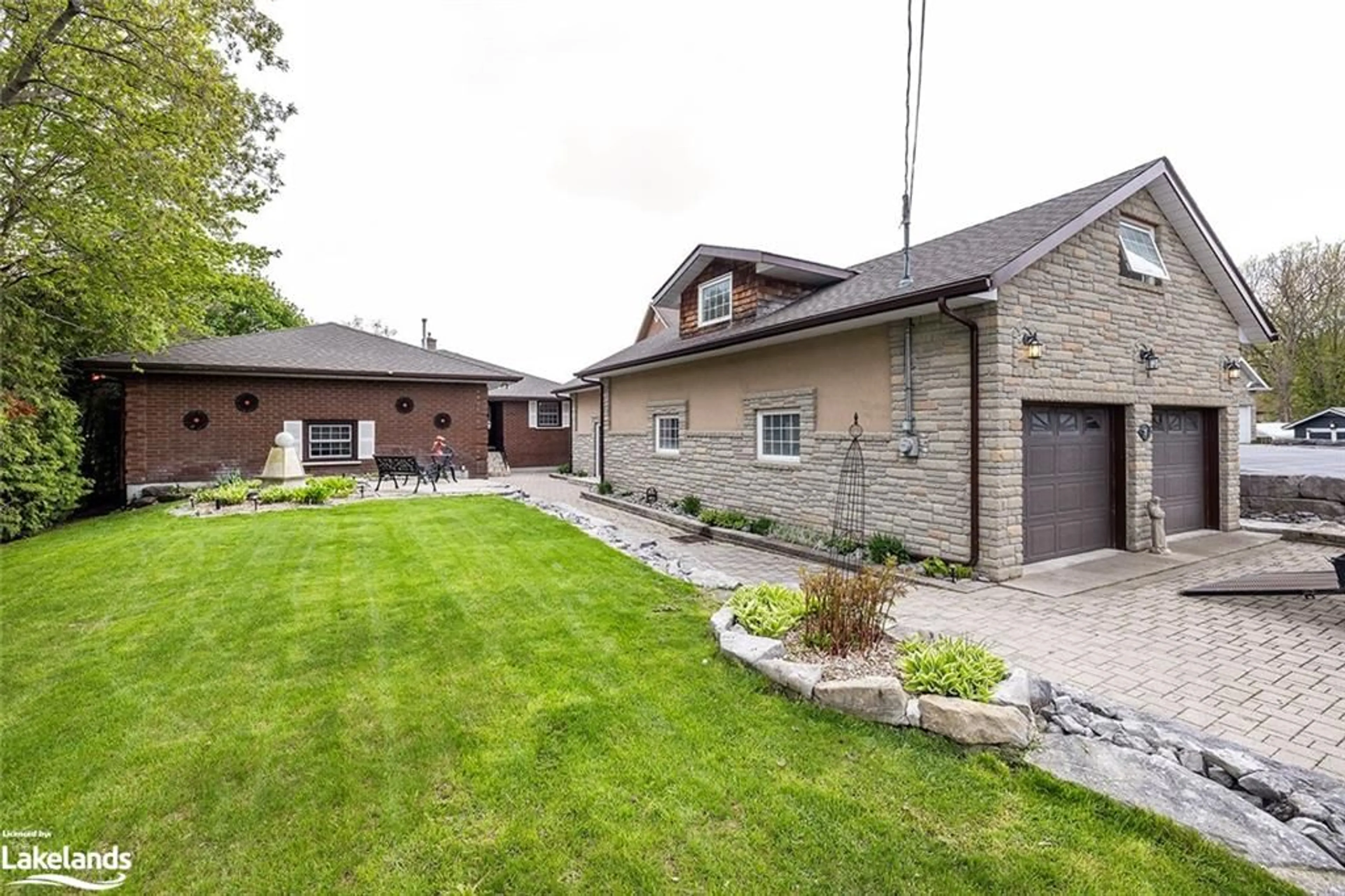 Home with brick exterior material for 75 Riverside Dr, Bobcaygeon Ontario K0M 1A0