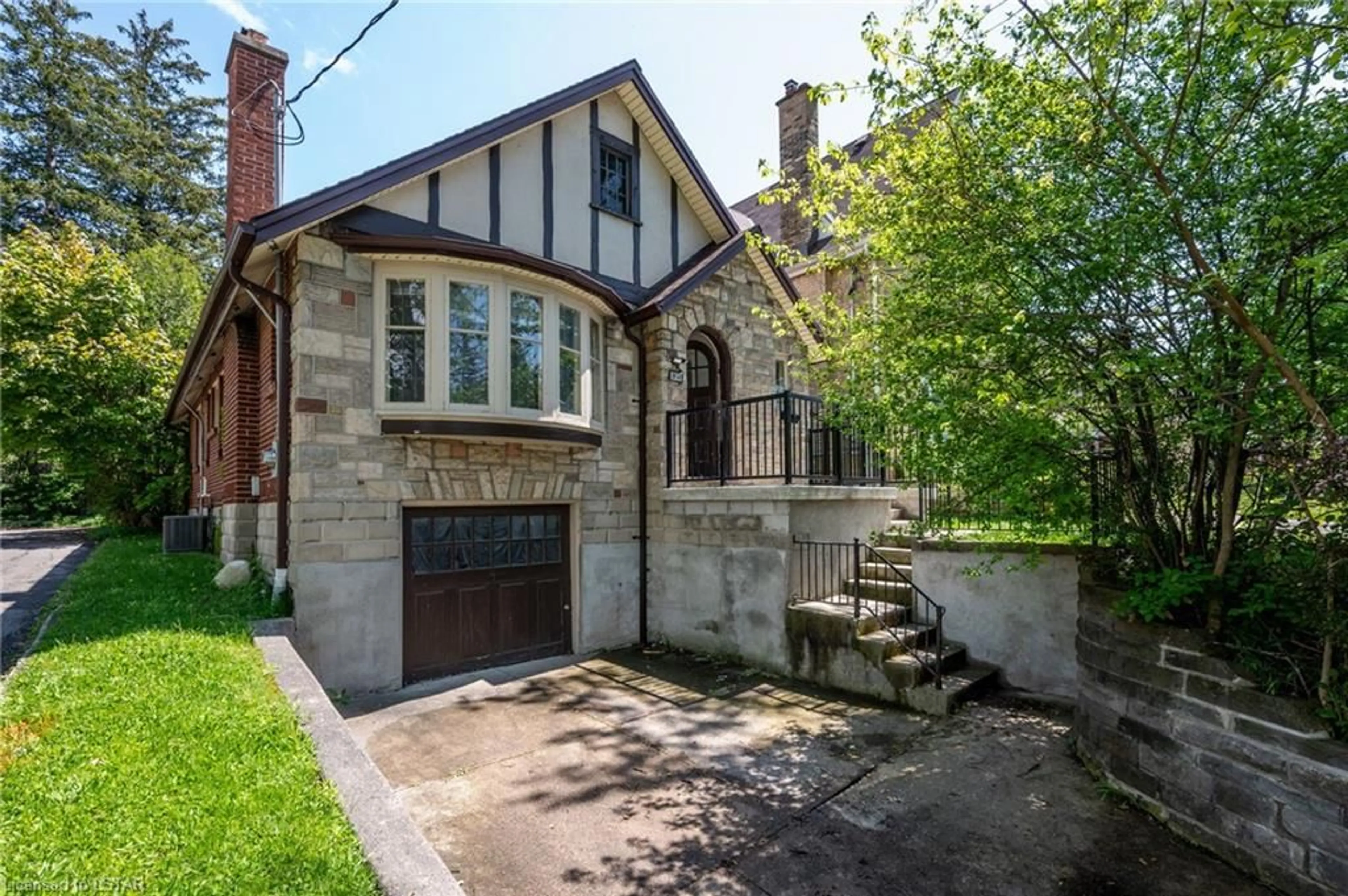 Home with brick exterior material for 1090 Richmond St, London Ontario N6A 3K2