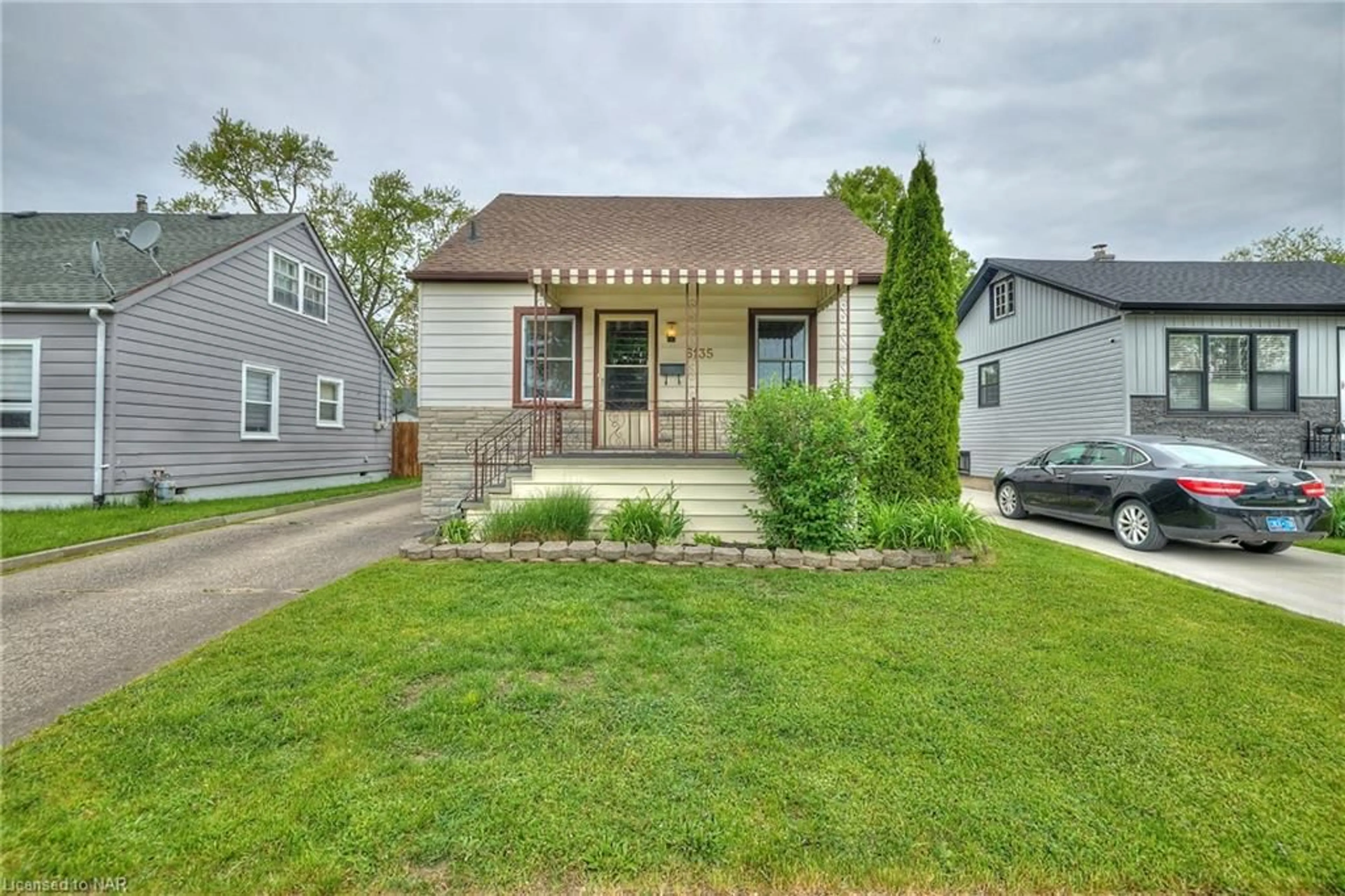Frontside or backside of a home for 6135 Arad St, Niagara Falls Ontario L2G 2Z4
