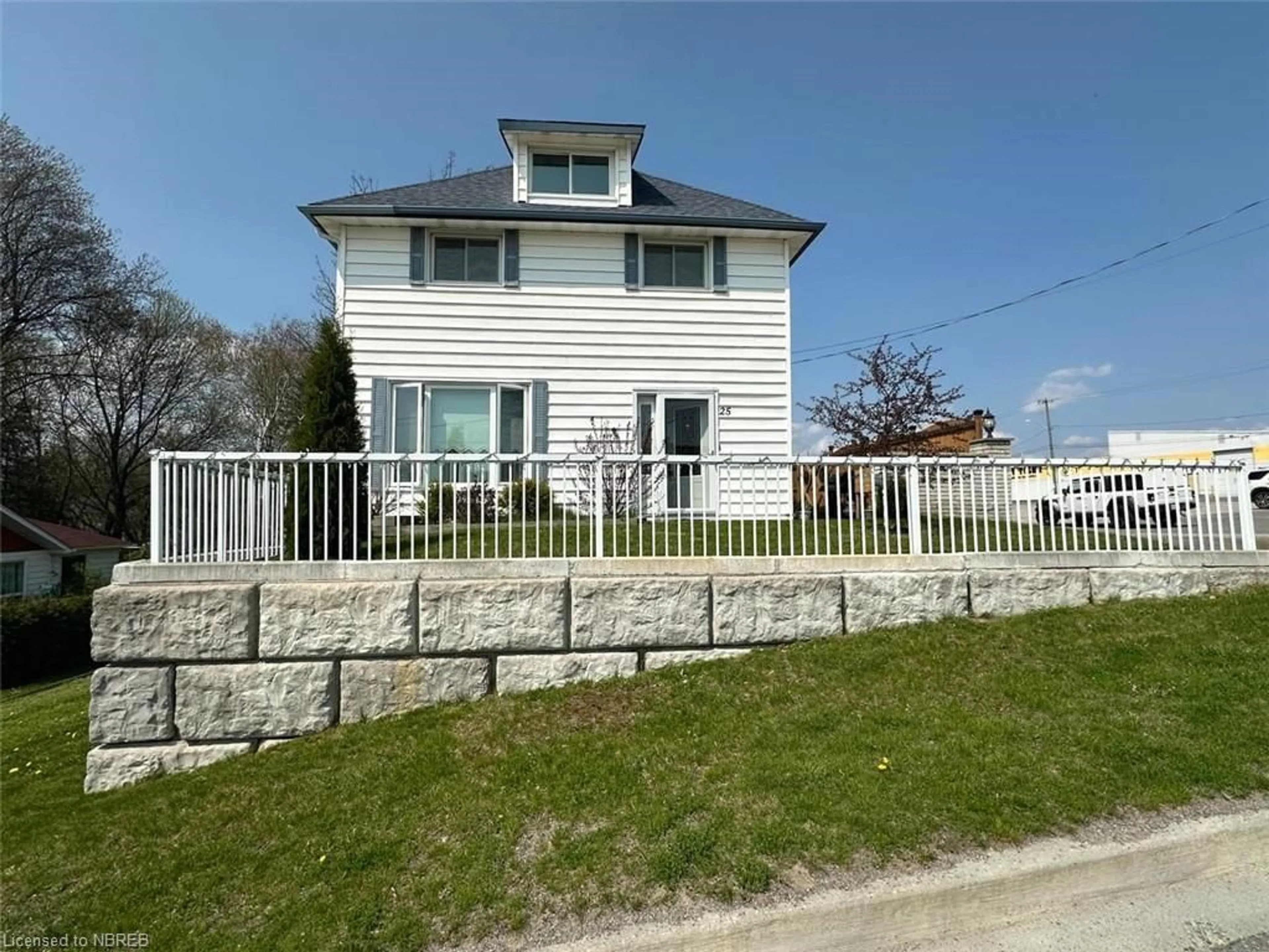 Frontside or backside of a home for 25 Queen St, Sturgeon Falls Ontario P2B 2C3