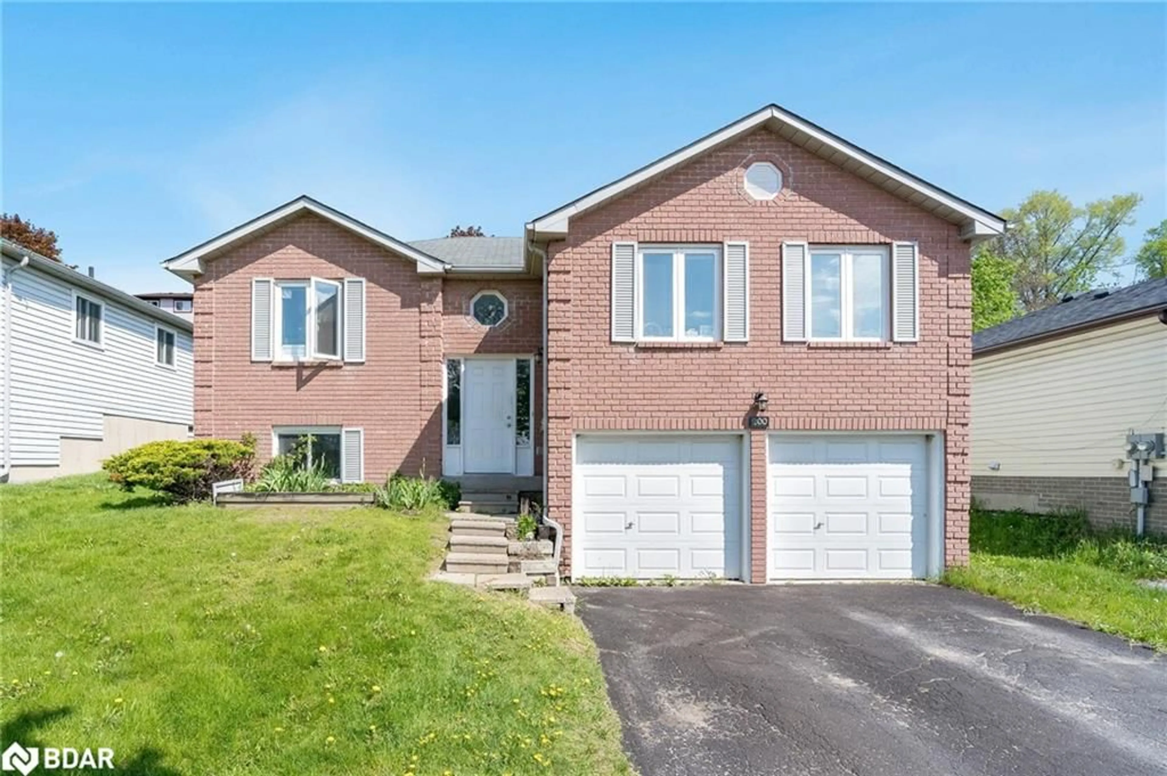 Frontside or backside of a home for 200 Edgehill Dr, Barrie Ontario L4N 1M1