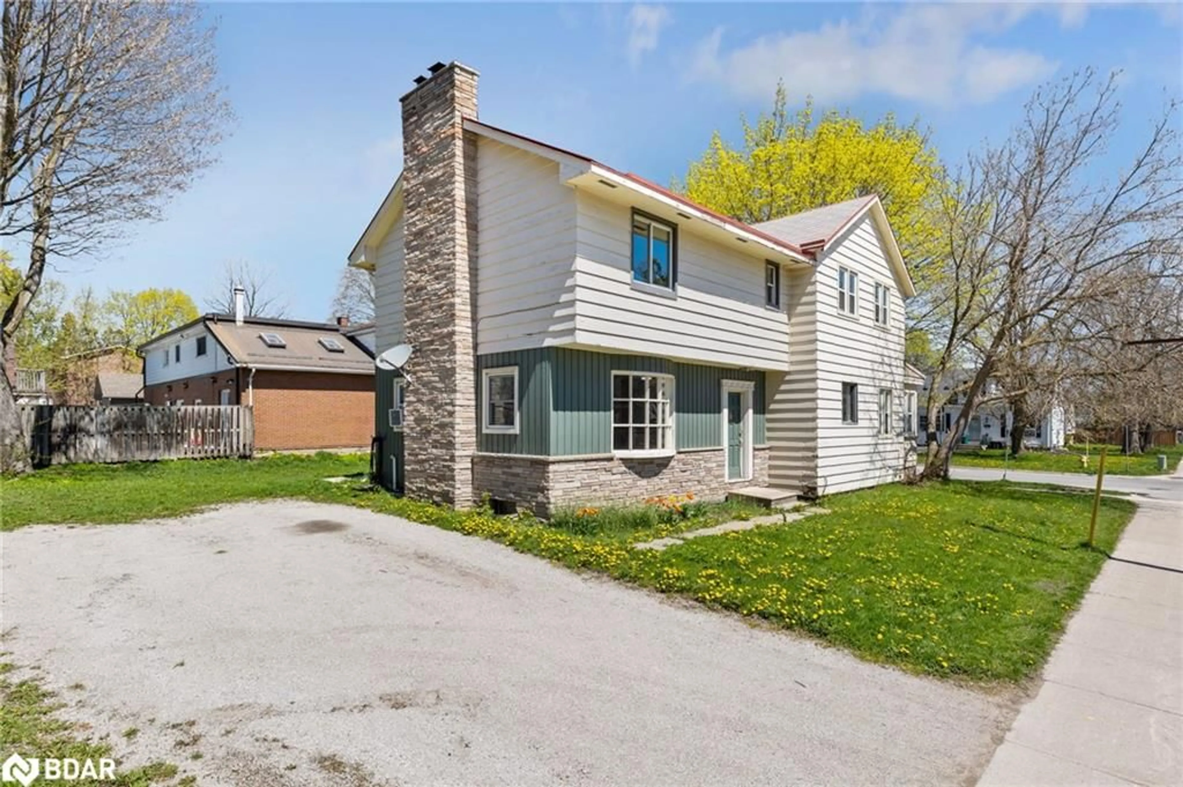 Frontside or backside of a home for 138 Peel St, Barrie Ontario L4M 3L6