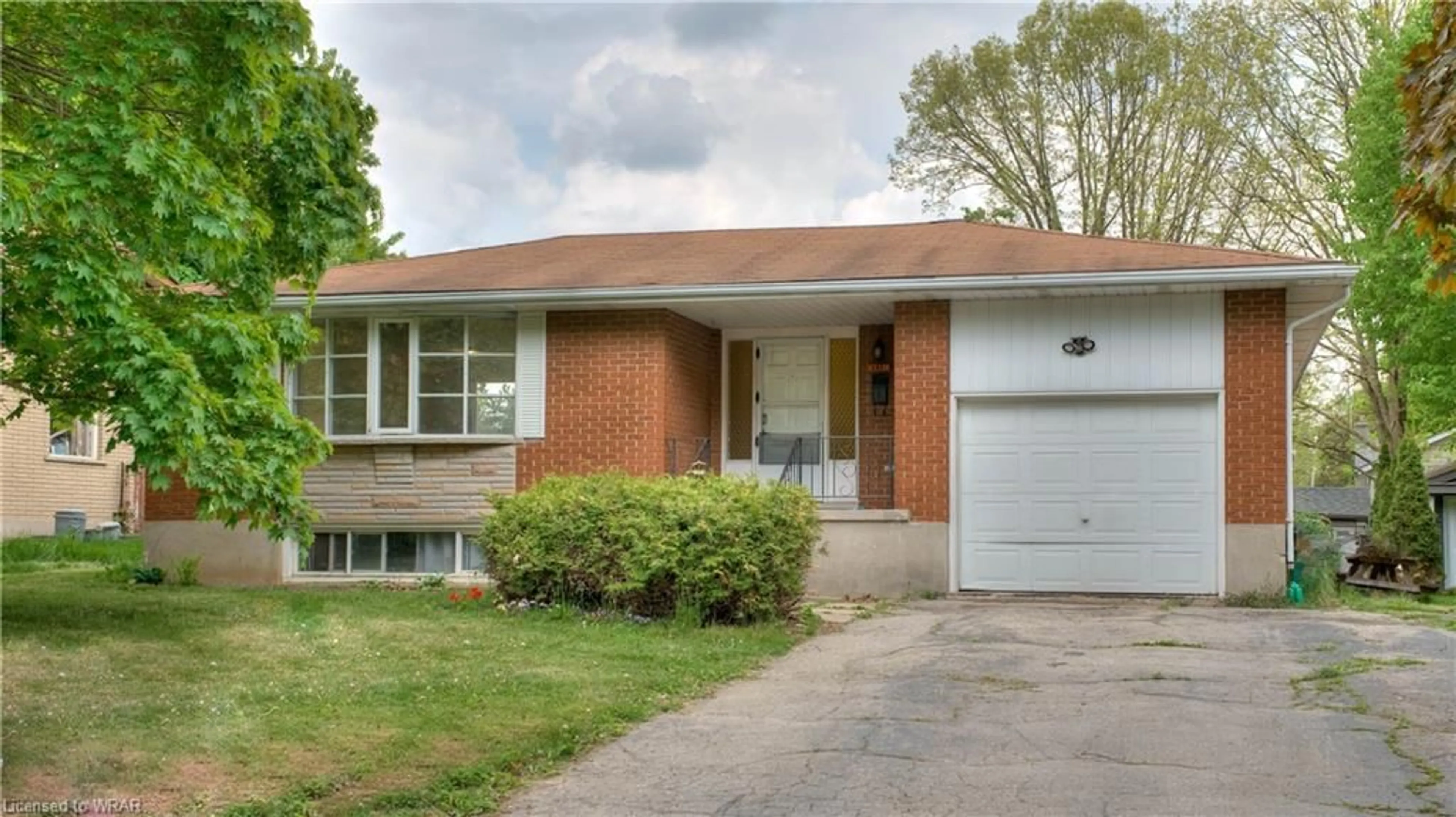 Home with brick exterior material for 182 Lynnbrook Cres, Waterloo Ontario N2L 4X3
