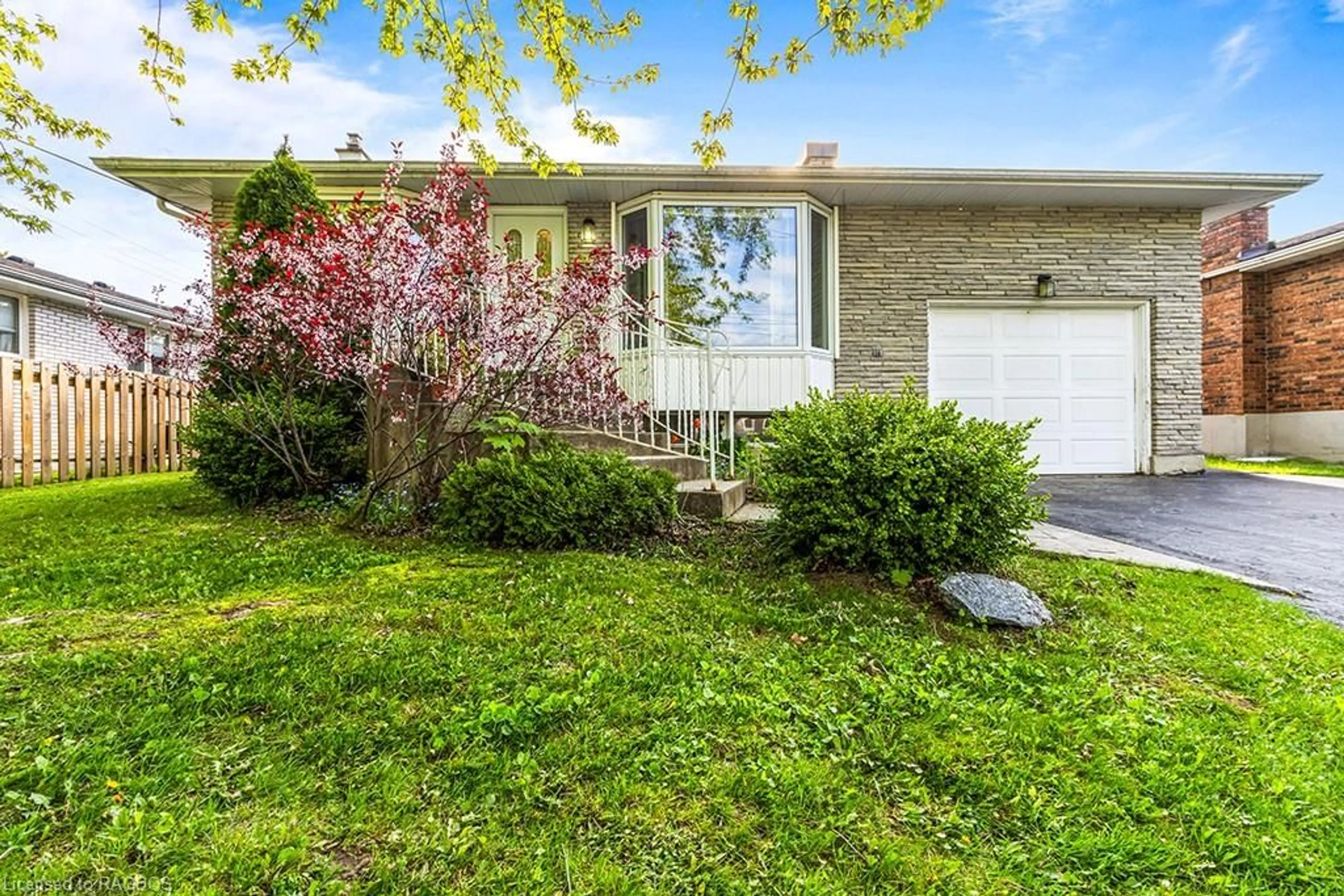 Frontside or backside of a home for 364 Walnut St, Collingwood Ontario L9Y 3C8