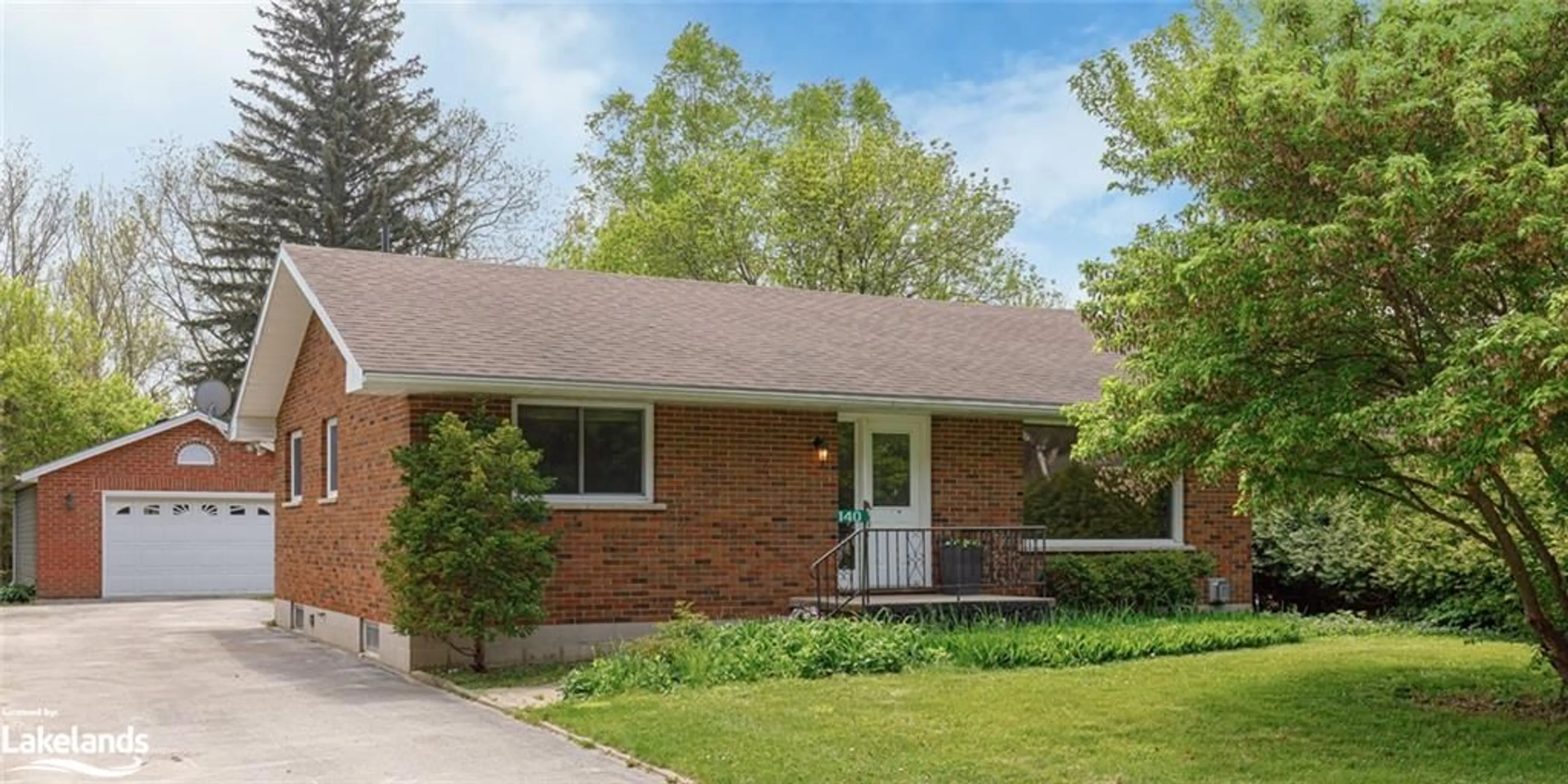 Home with brick exterior material for 140 Russell St, Clarksburg Ontario N0H 1J0