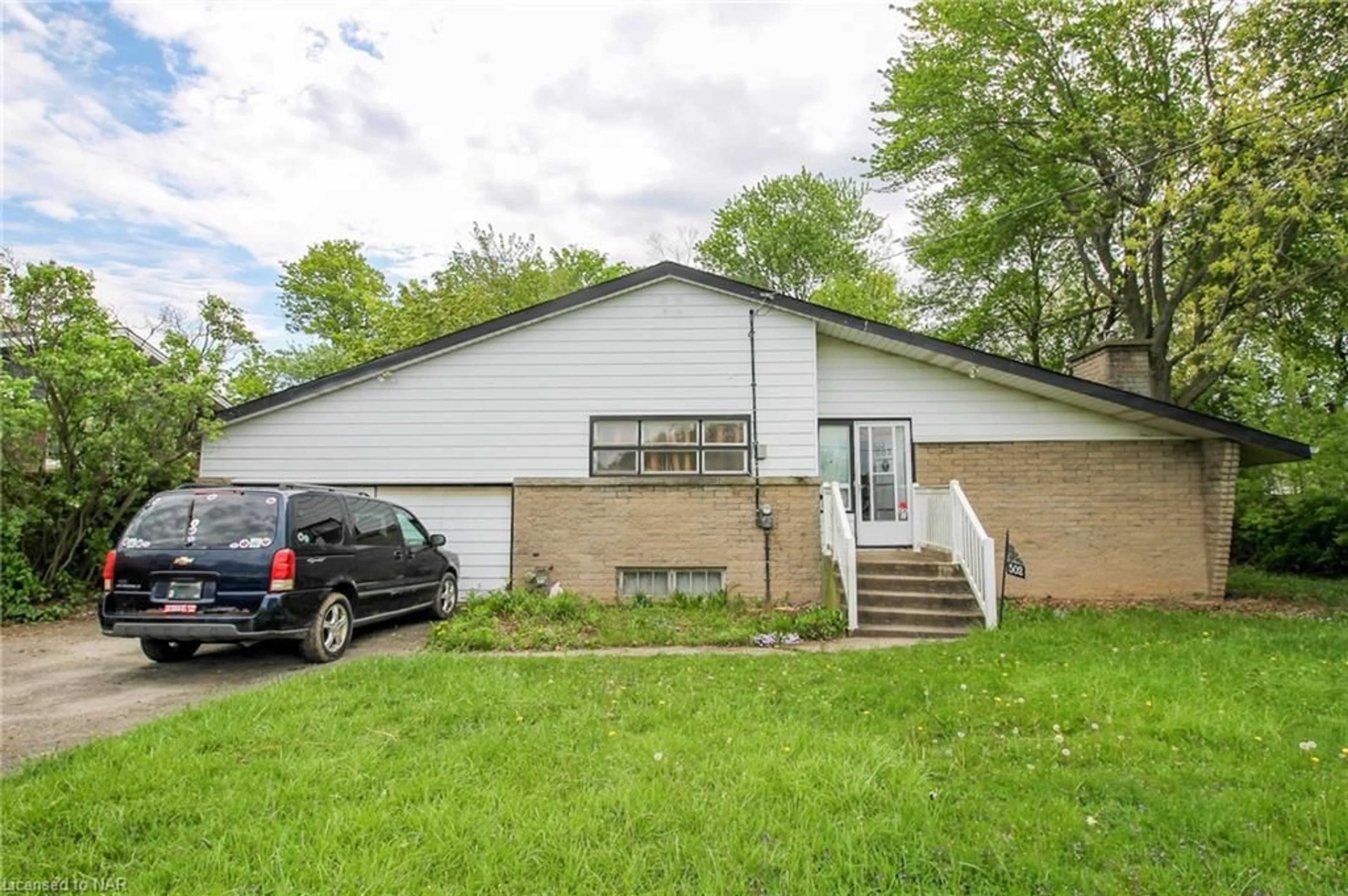 Outside view for 502 Clare Ave, Welland Ontario L3C 3B5