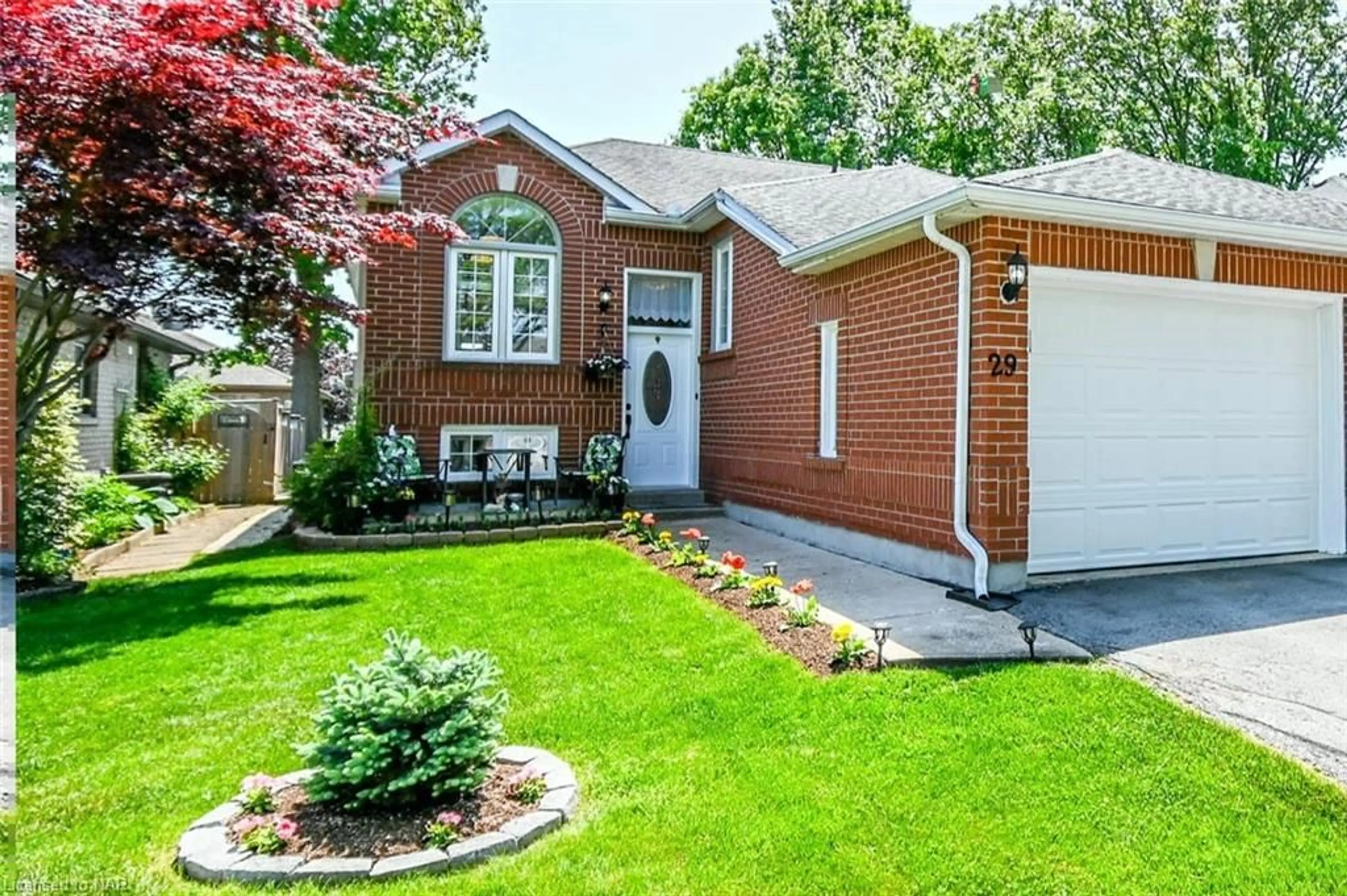 Home with brick exterior material for 29 Jefferson Crt, Welland Ontario L3C 7G5