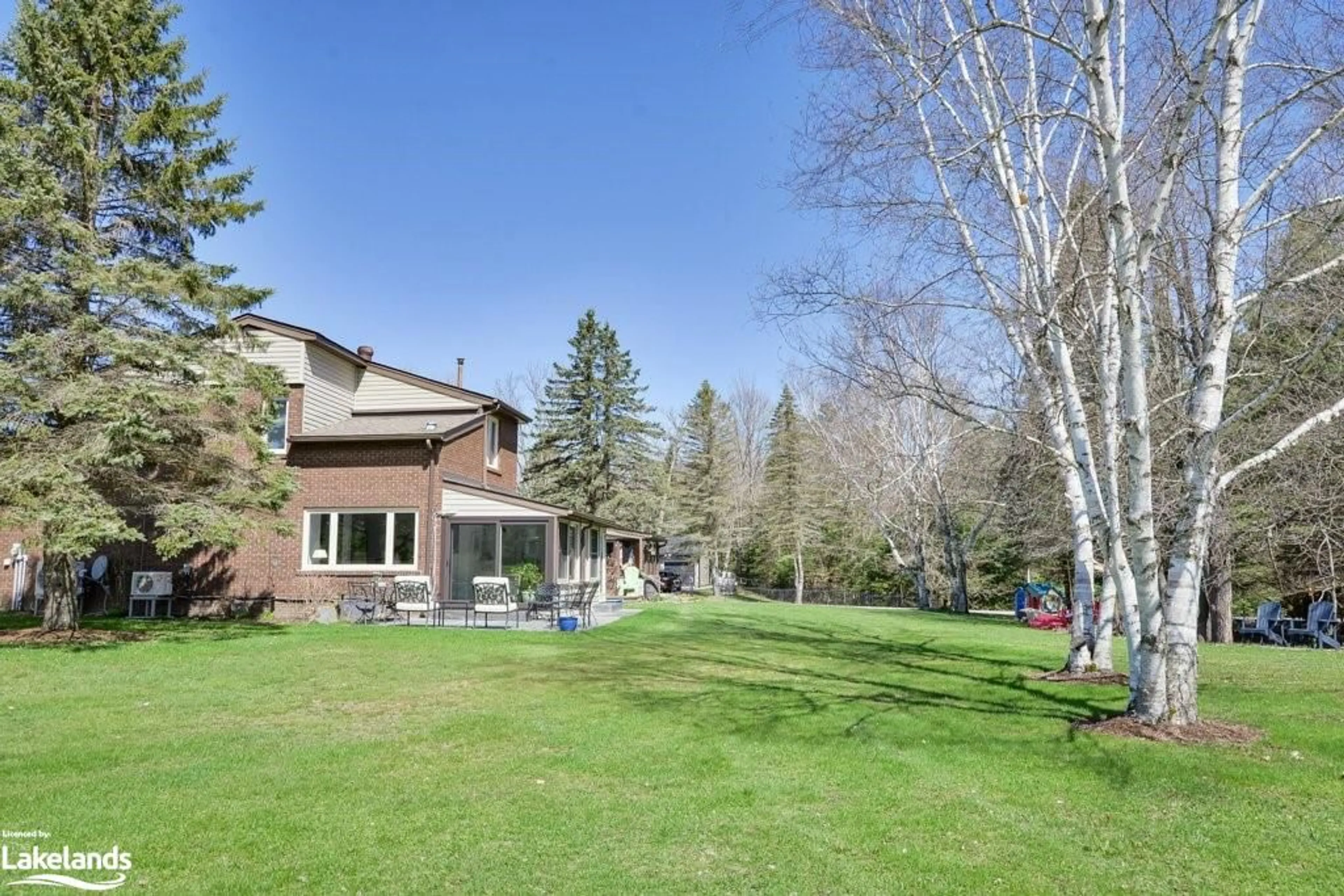 A pic from exterior of the house or condo for 15 Golf Course Rd #2, Bracebridge Ontario P1L 1M7
