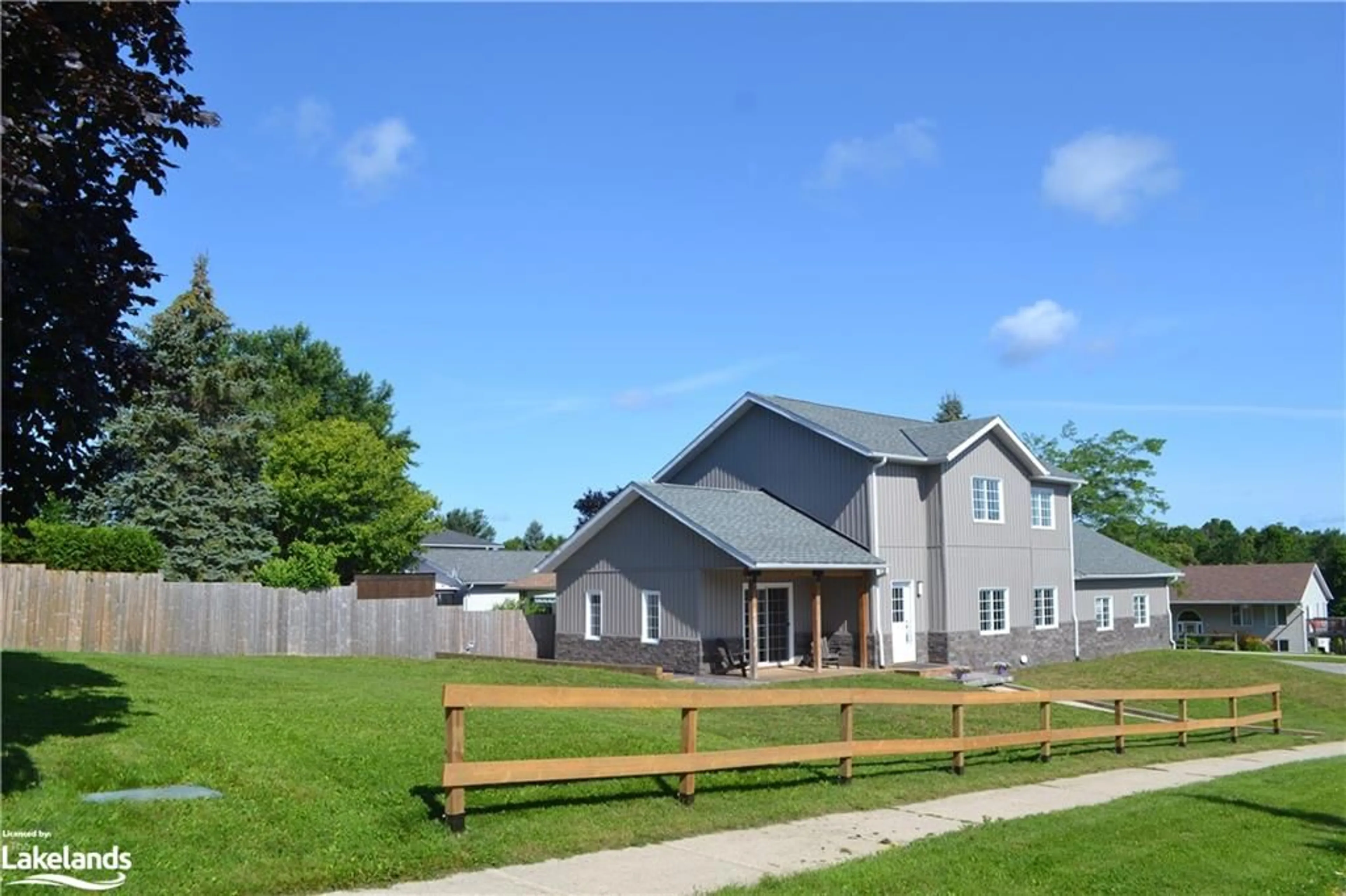 Indoor entryway for 15 Lankin Ave, Bracebridge Ontario P1L 1Y4