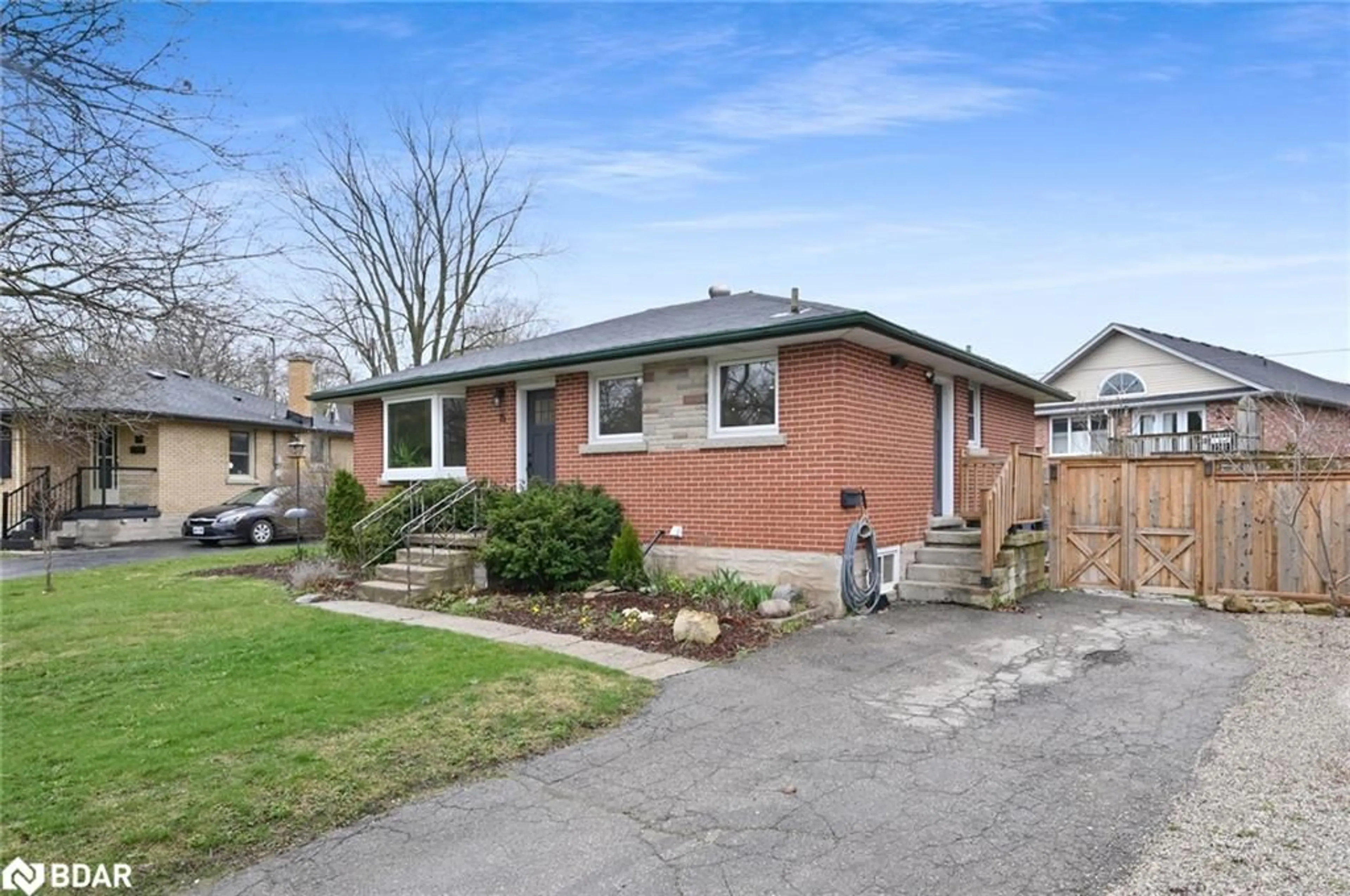 Frontside or backside of a home for 15 Robertson Dr, Guelph Ontario N1H 4S8