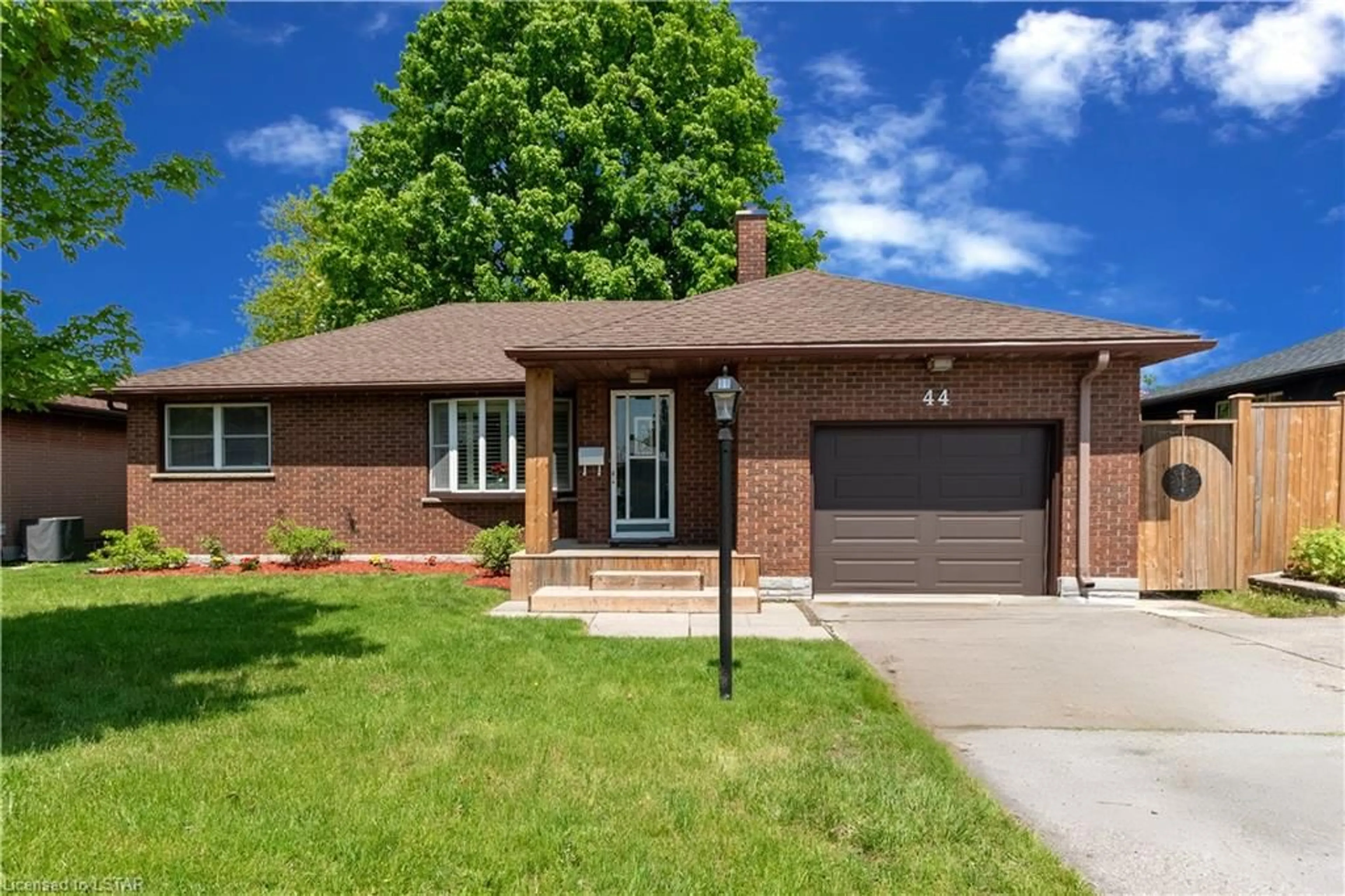 Home with brick exterior material for 44 Tweedsmuir Ave, London Ontario N5W 1K7
