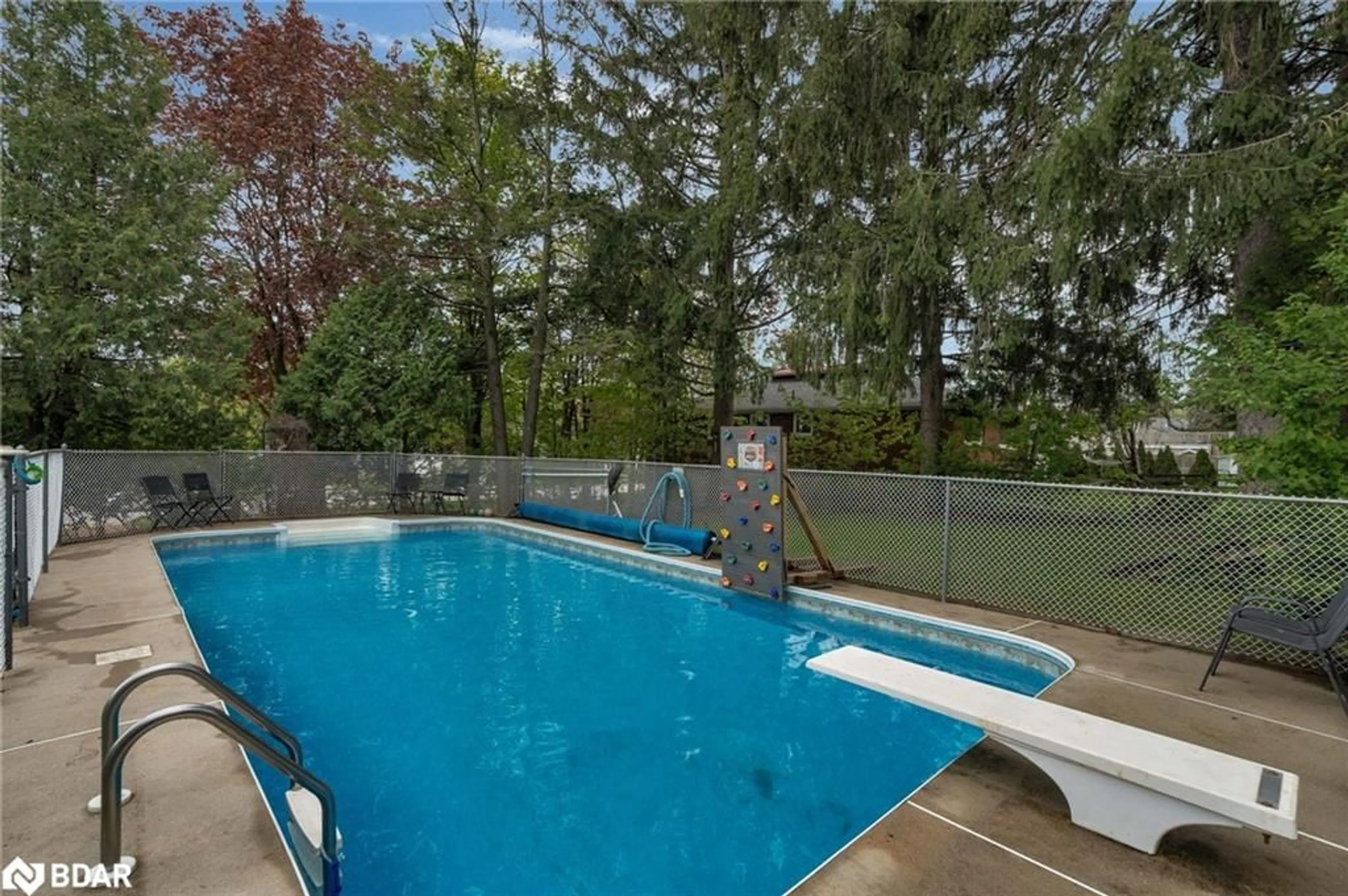 Indoor or outdoor pool for 206 Owen St, Barrie Ontario L4M 3J2