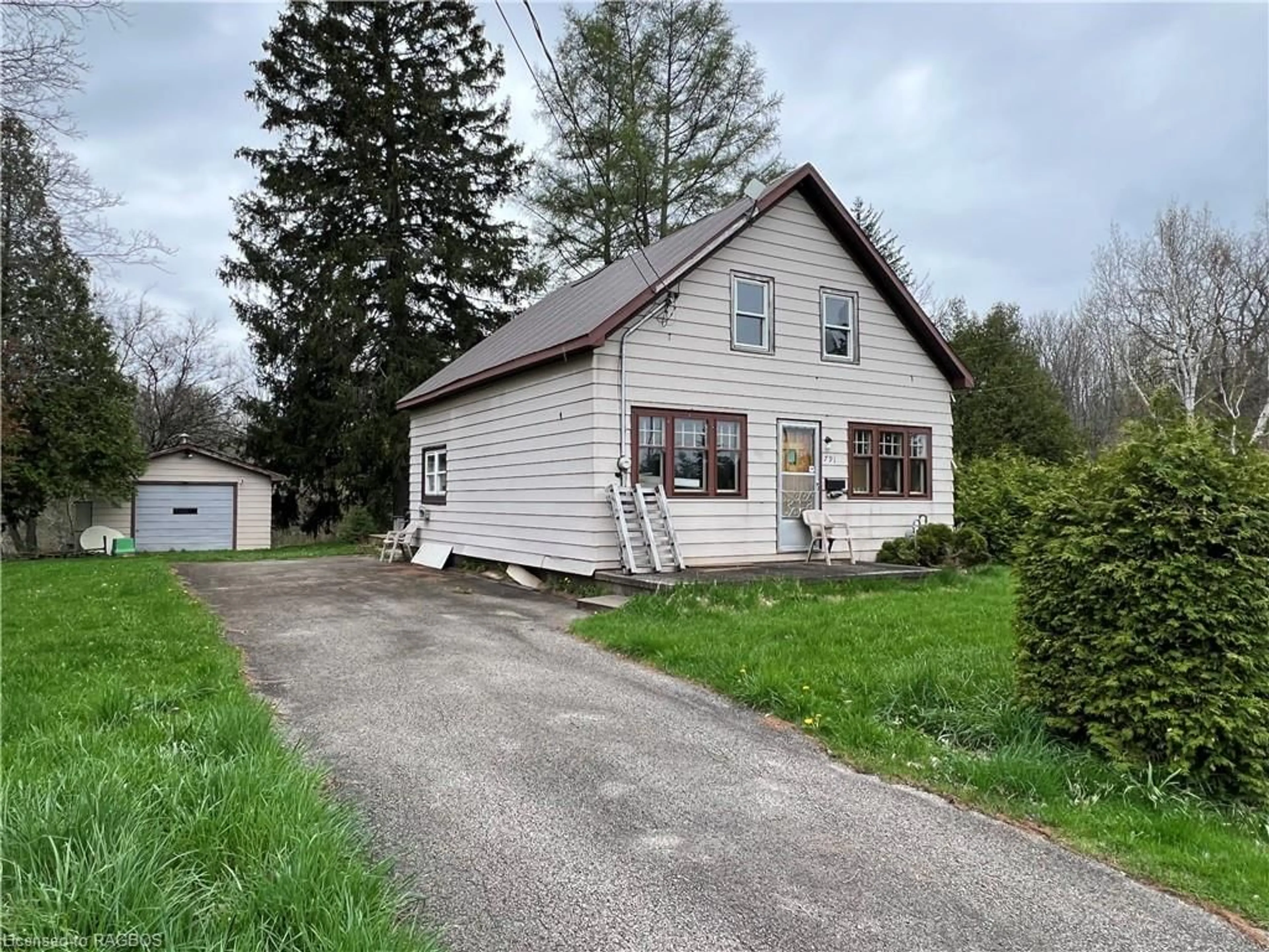 Frontside or backside of a home, cottage for 791 23rd St, Owen Sound Ontario N4K 4H4