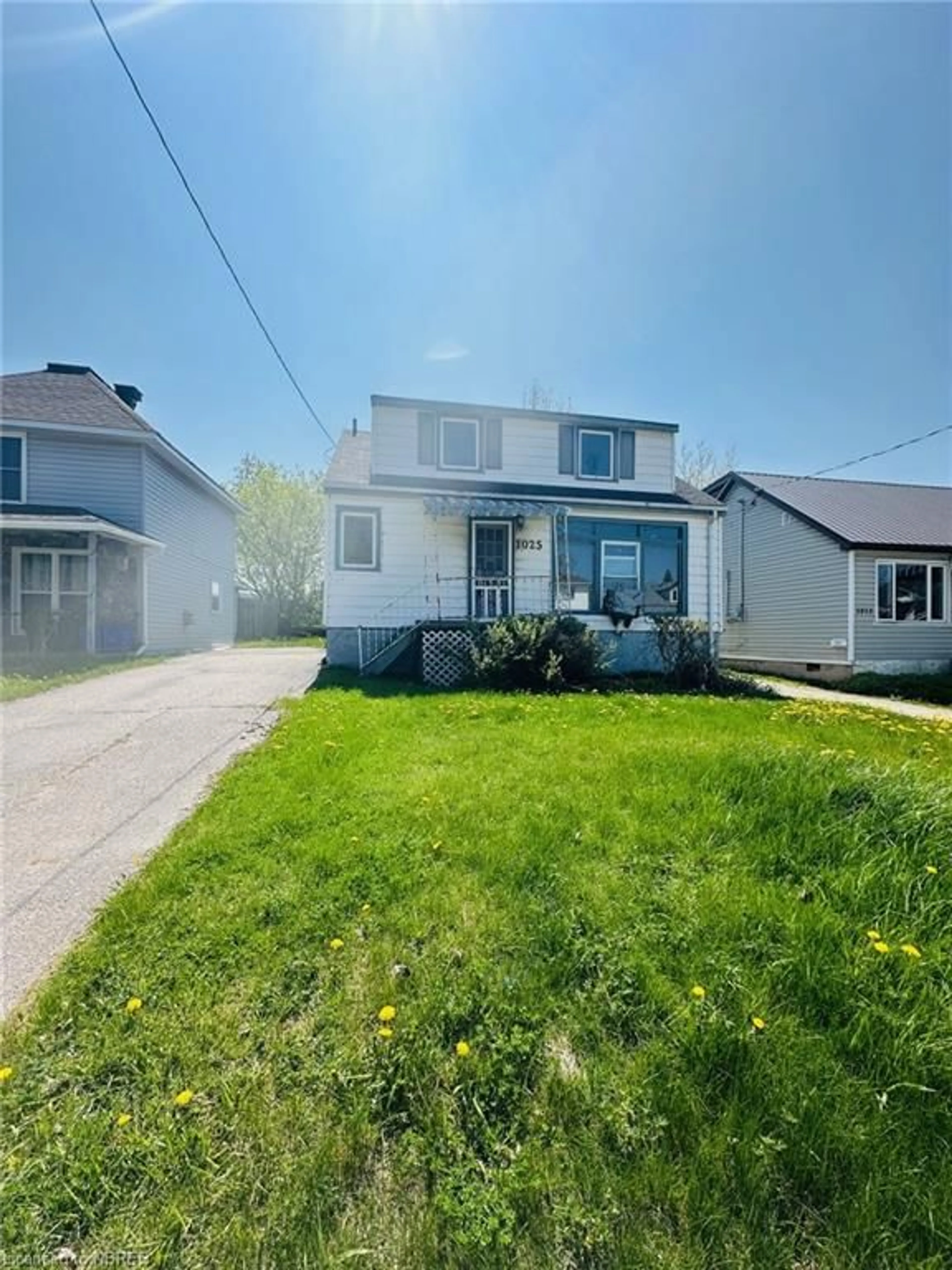 Frontside or backside of a home for 1025 Maher St, North Bay Ontario P1B 2L8