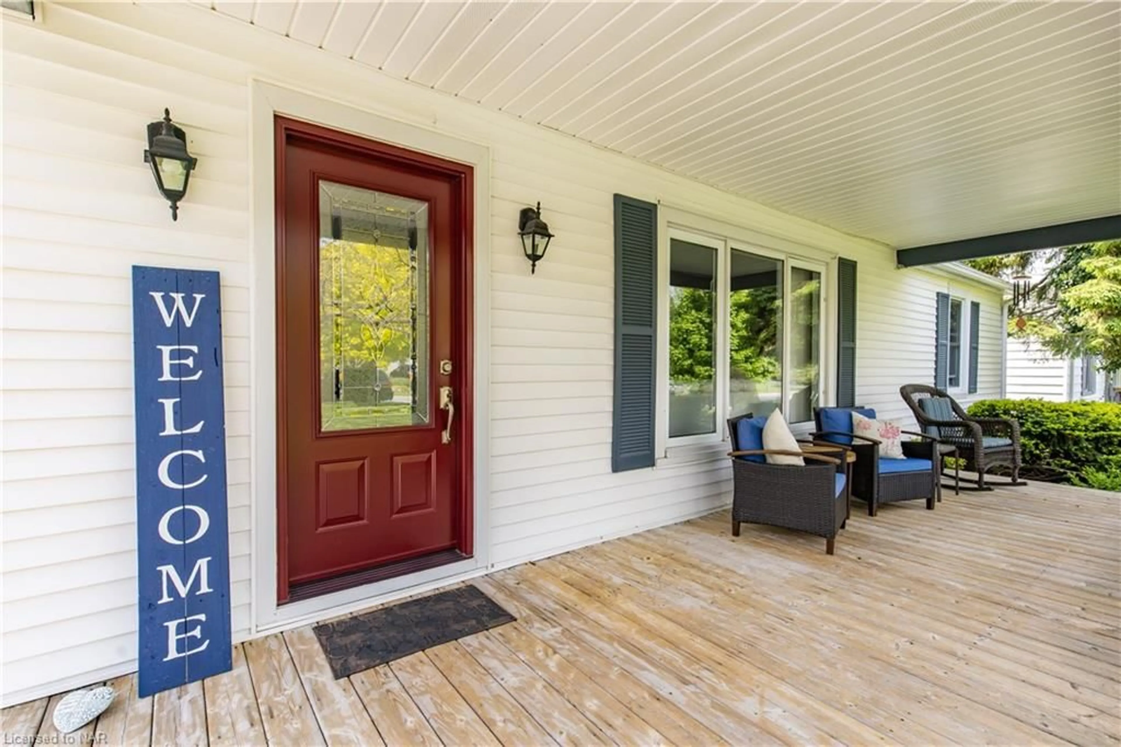 Indoor entryway for 20 Walnut St, Port Colborne Ontario L3K 2T6