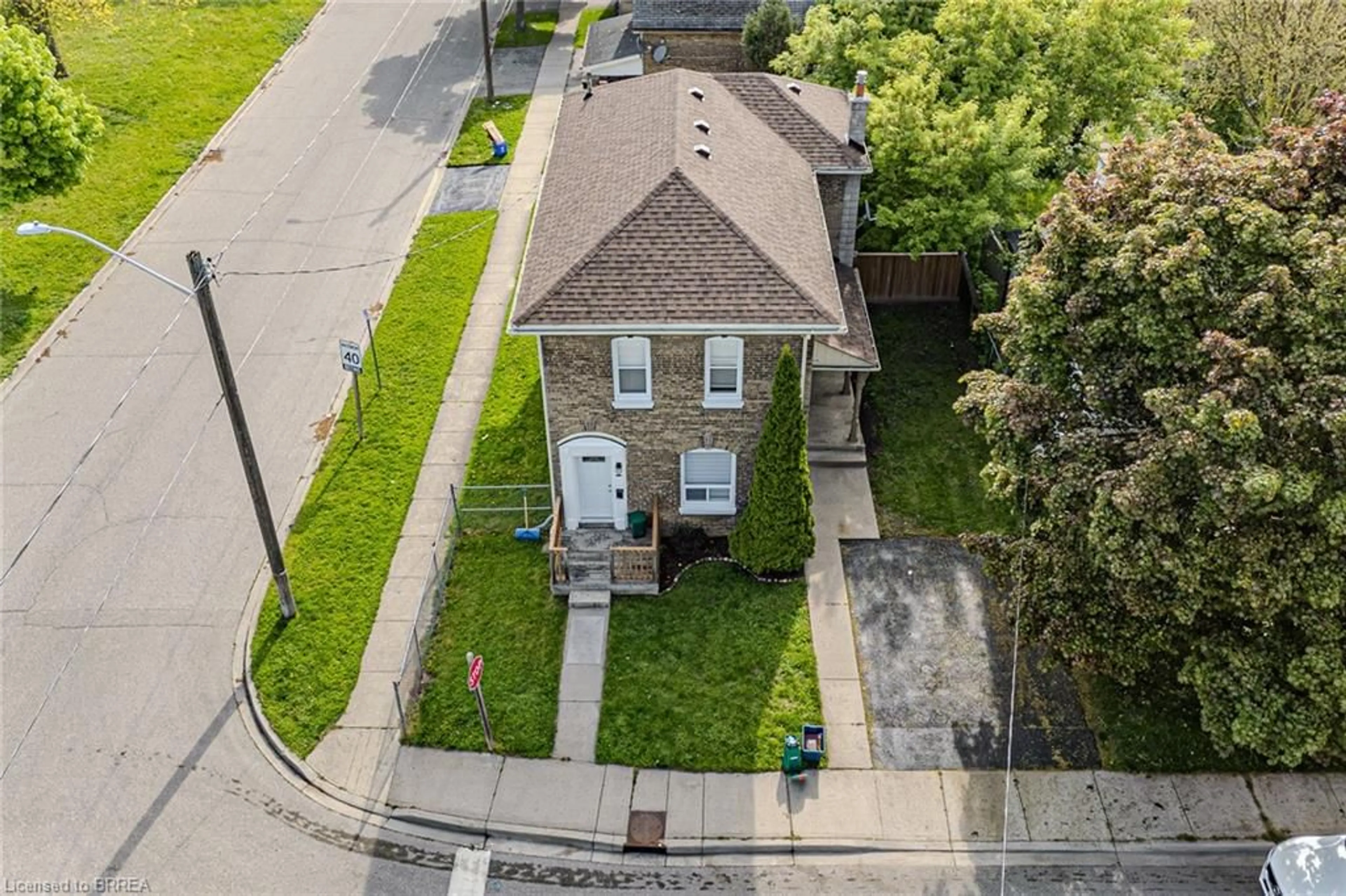Frontside or backside of a home for 211 Brock St, Brantford Ontario N3S 5W8
