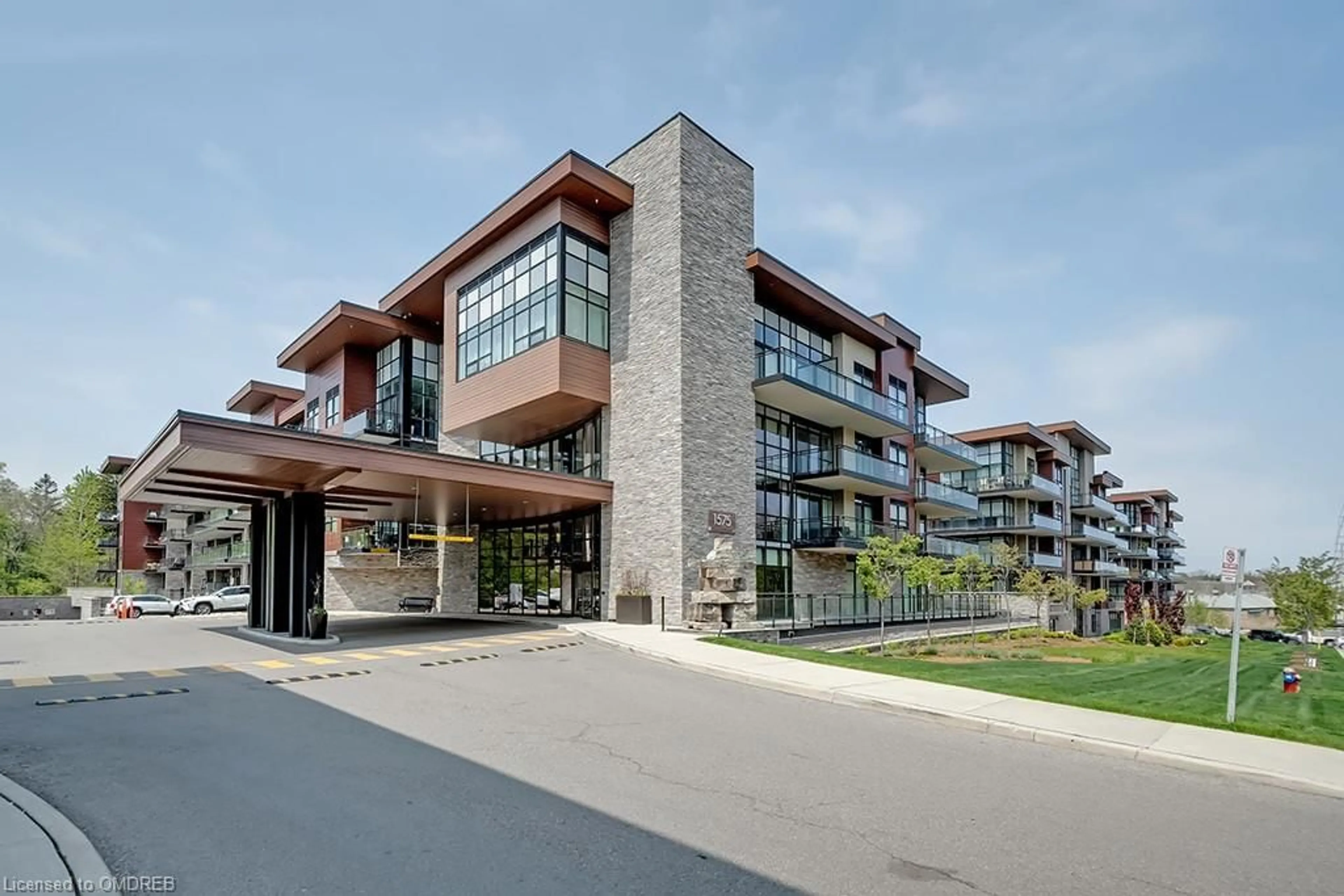 A pic from exterior of the house or condo for 1575 Lakeshore Road West Rd #447, Peel Ontario L5J 0B1