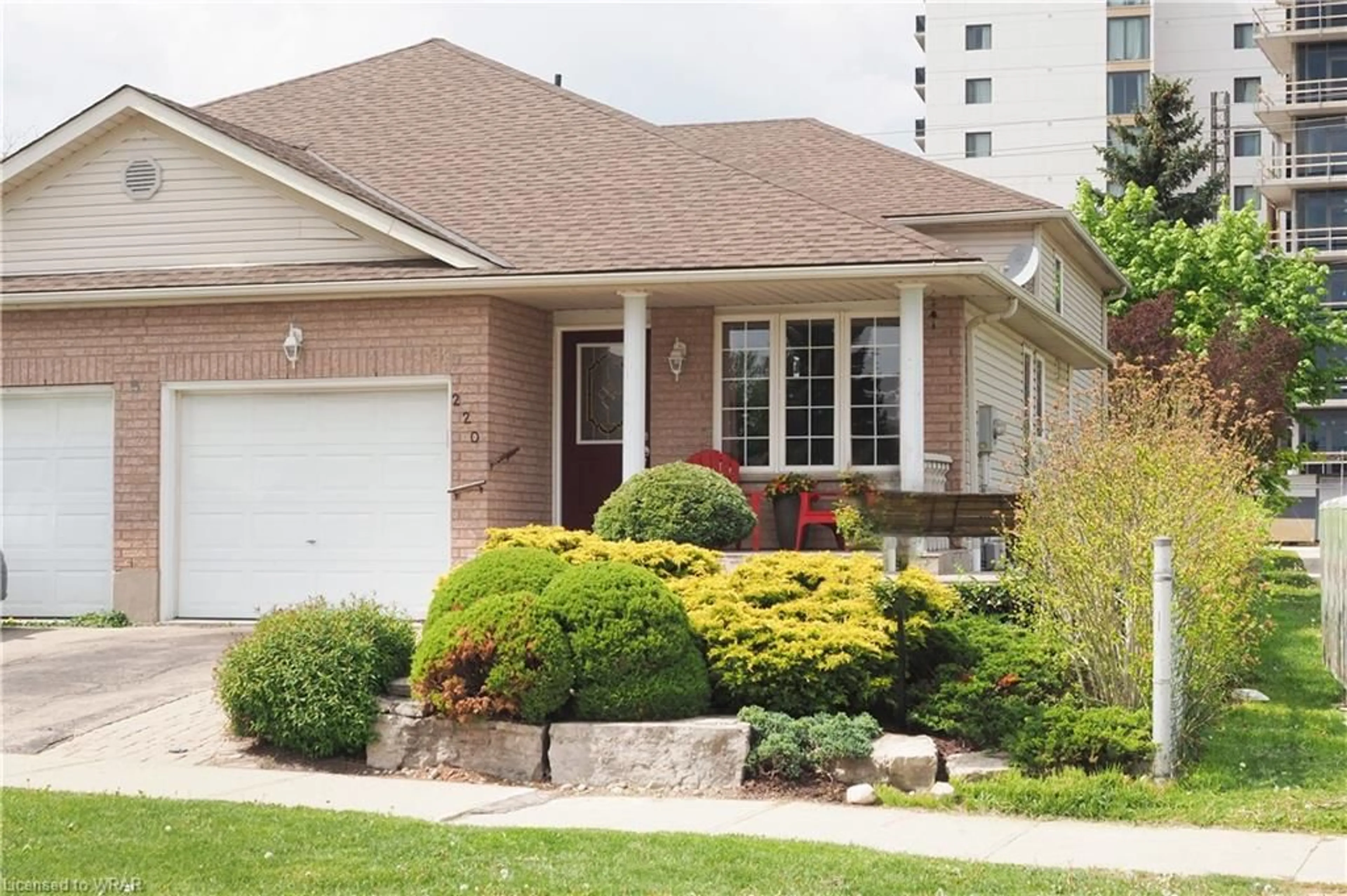 Frontside or backside of a home for 220 Newbury Dr, Kitchener Ontario N2N 2W9