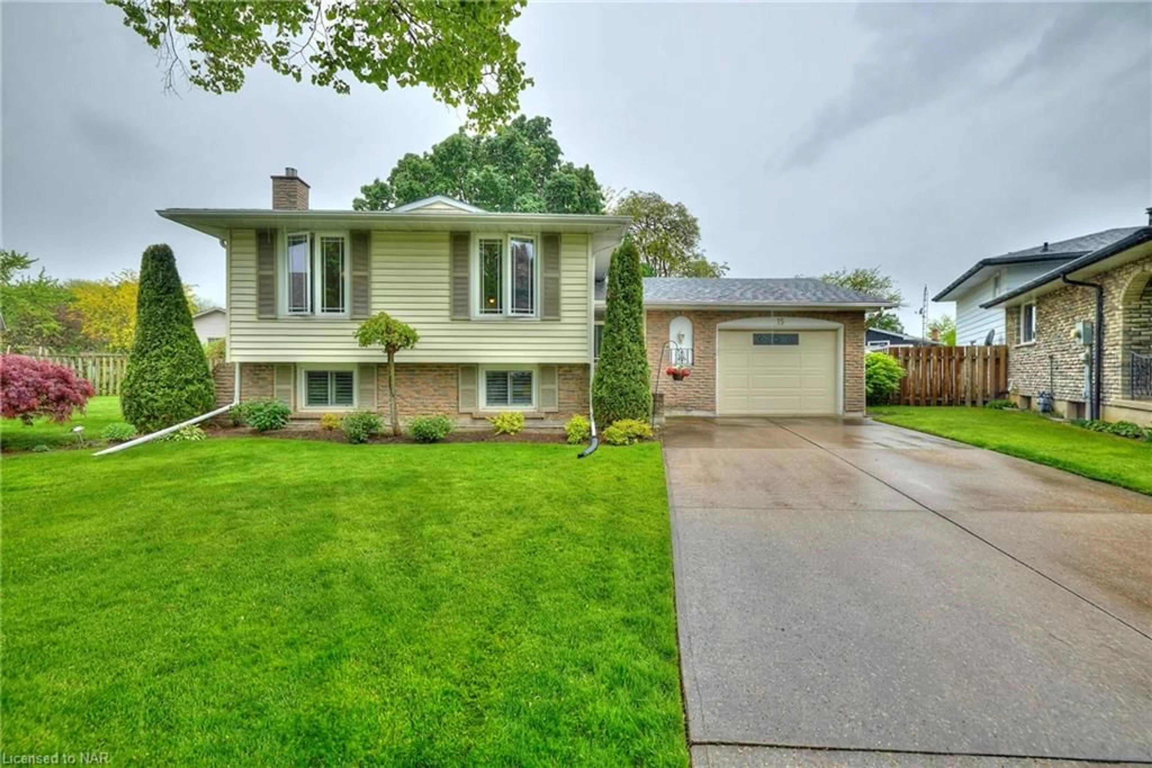 Frontside or backside of a home for 15 Laguna Cres, St. Catharines Ontario L2M 6Z9