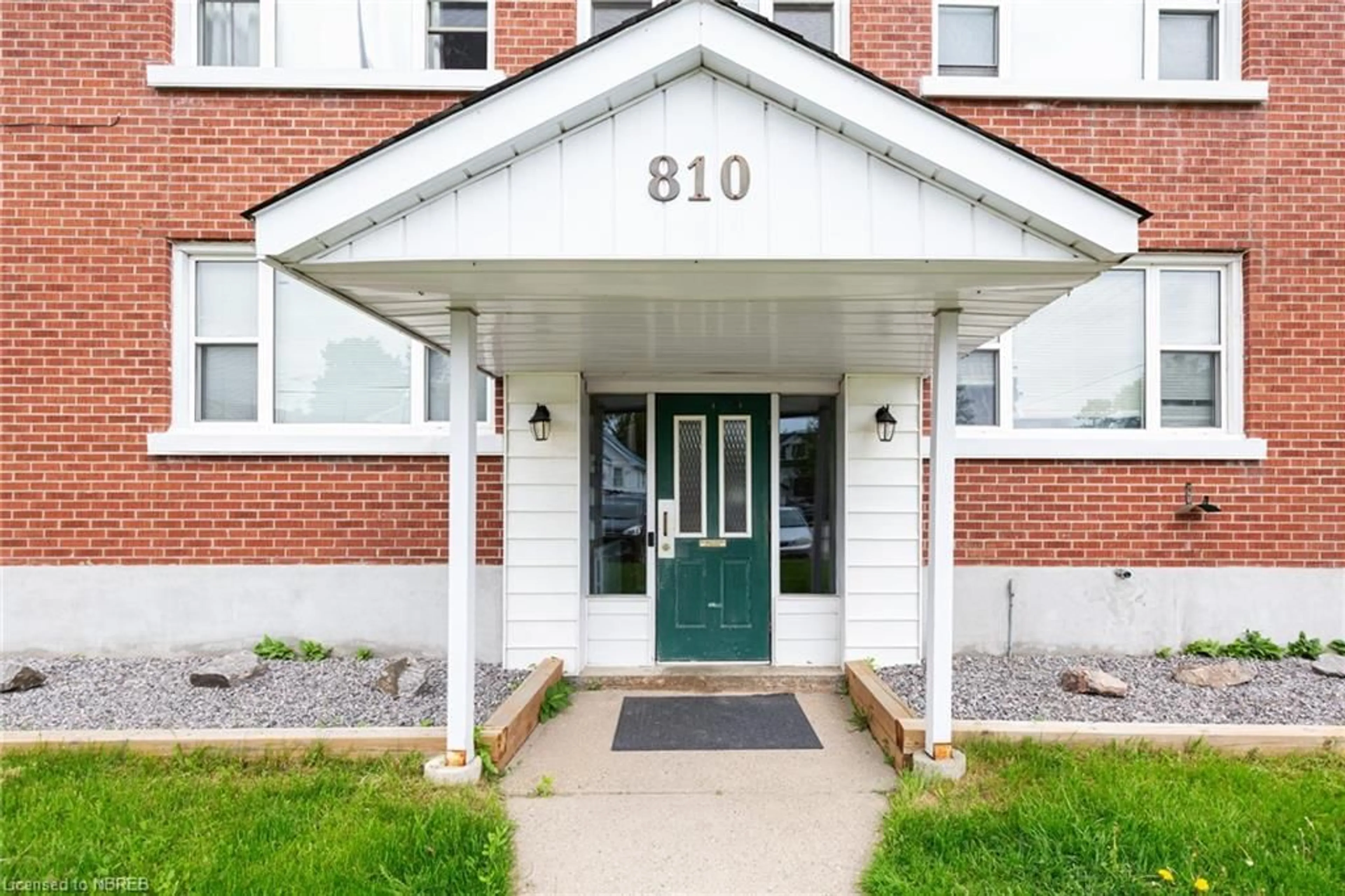 Indoor entryway for 810 Ann St, North Bay Ontario P1B 5M1