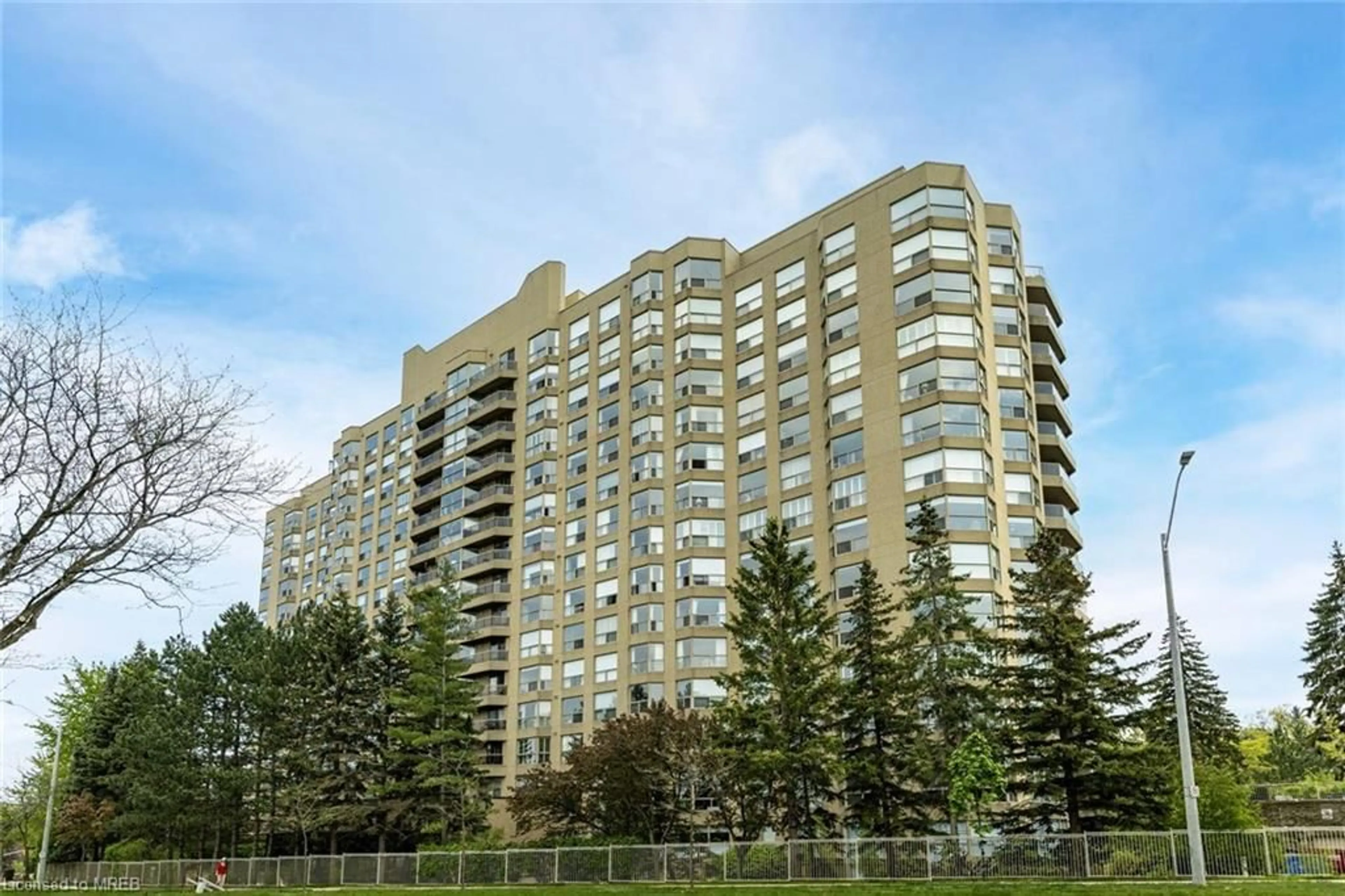 A pic from exterior of the house or condo for 1800 The Collegeway #910, Mississauga Ontario L5L 5S4