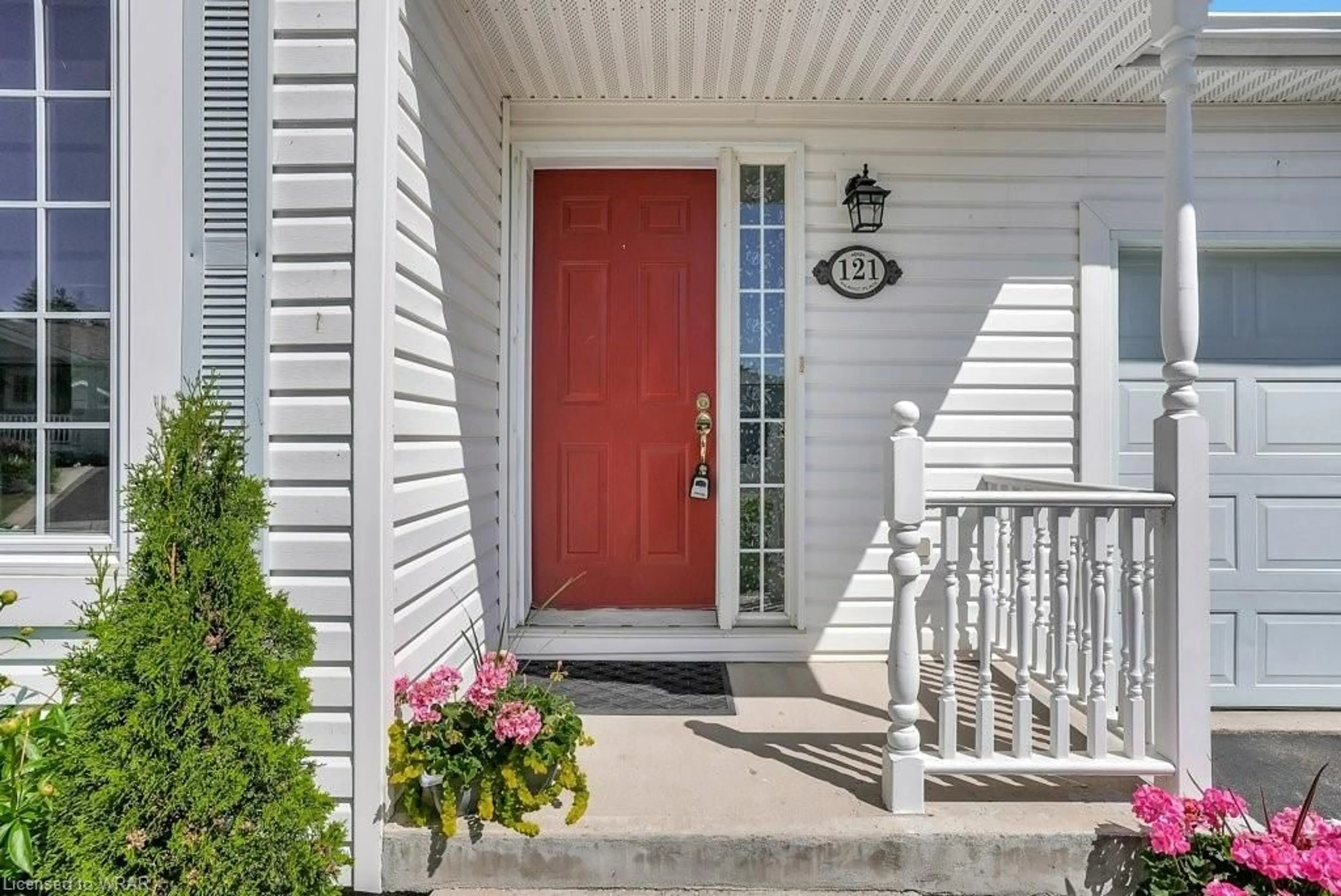 Indoor entryway for 121 Kilroot Pl, Freelton Ontario L8B 1A5