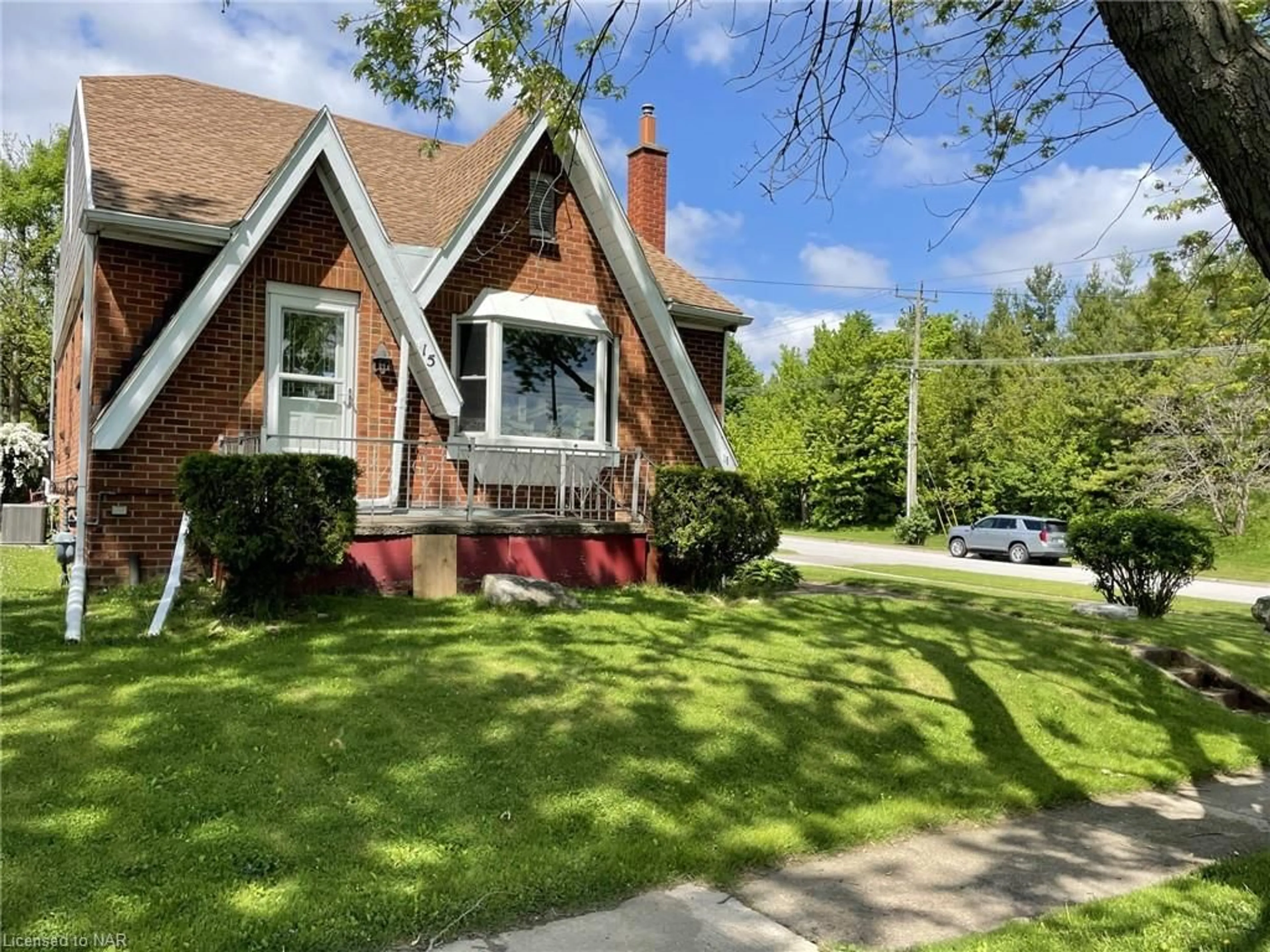 Frontside or backside of a home for 15 Queensbury Rd, Fort Erie Ontario L2A 1P9