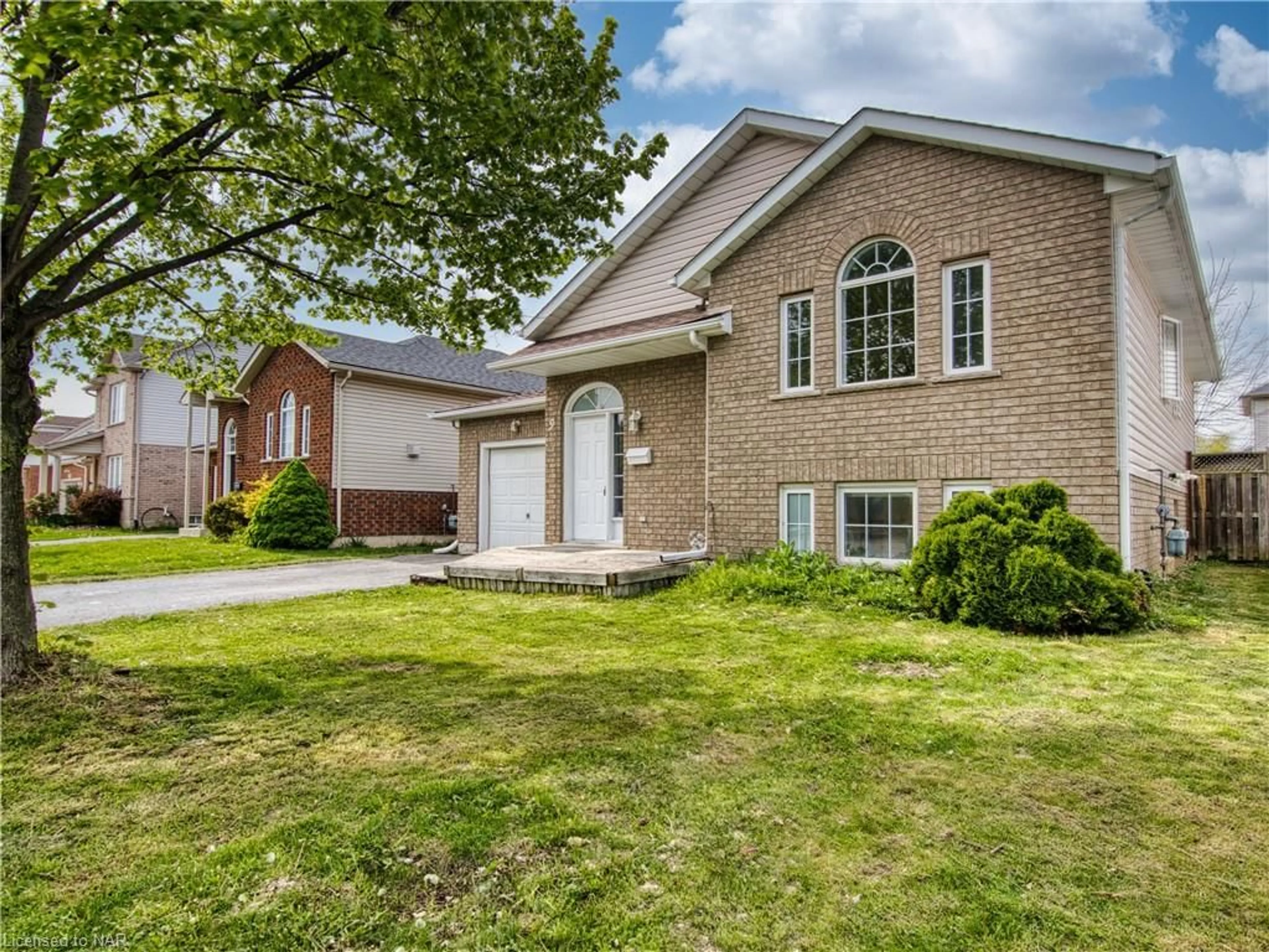Frontside or backside of a home for 9 Brown Dr, St. Catharines Ontario L2S 3Z8