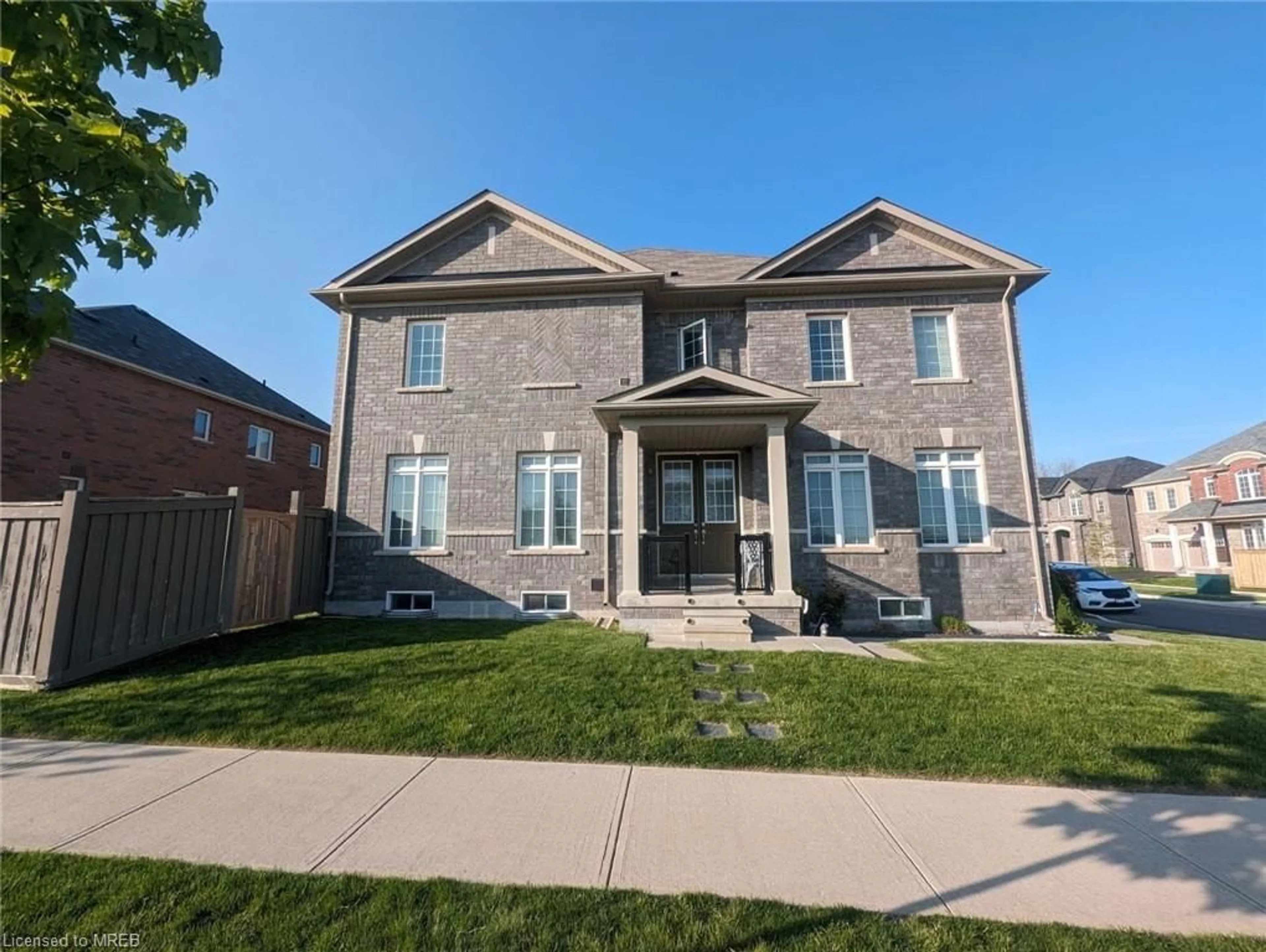 Home with brick exterior material for 351 Royal West Drive Dr, Brampton Ontario L6X 5J6
