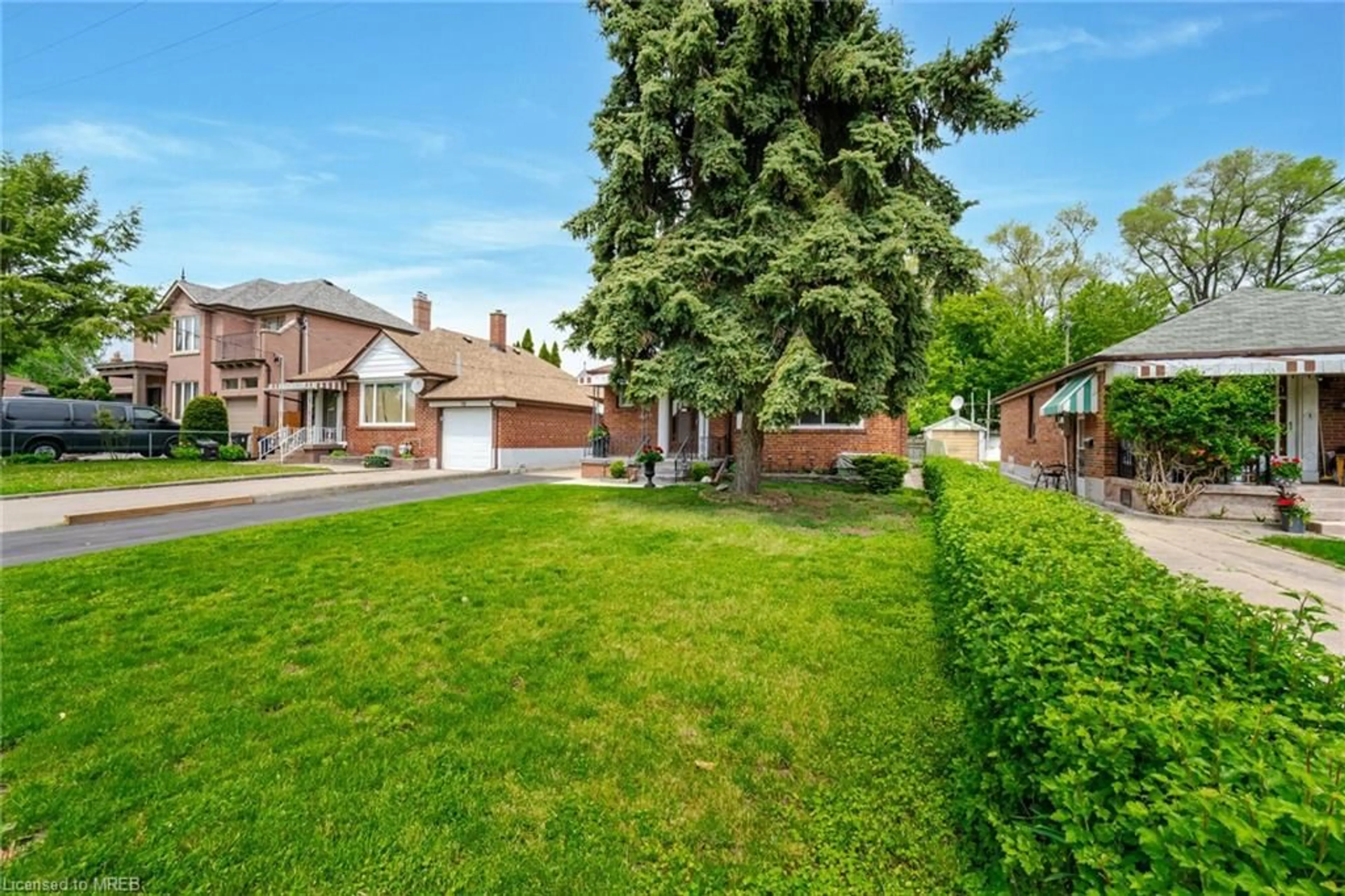 Fenced yard for 76 Cannon Rd, Toronto Ontario M8Y 1S1