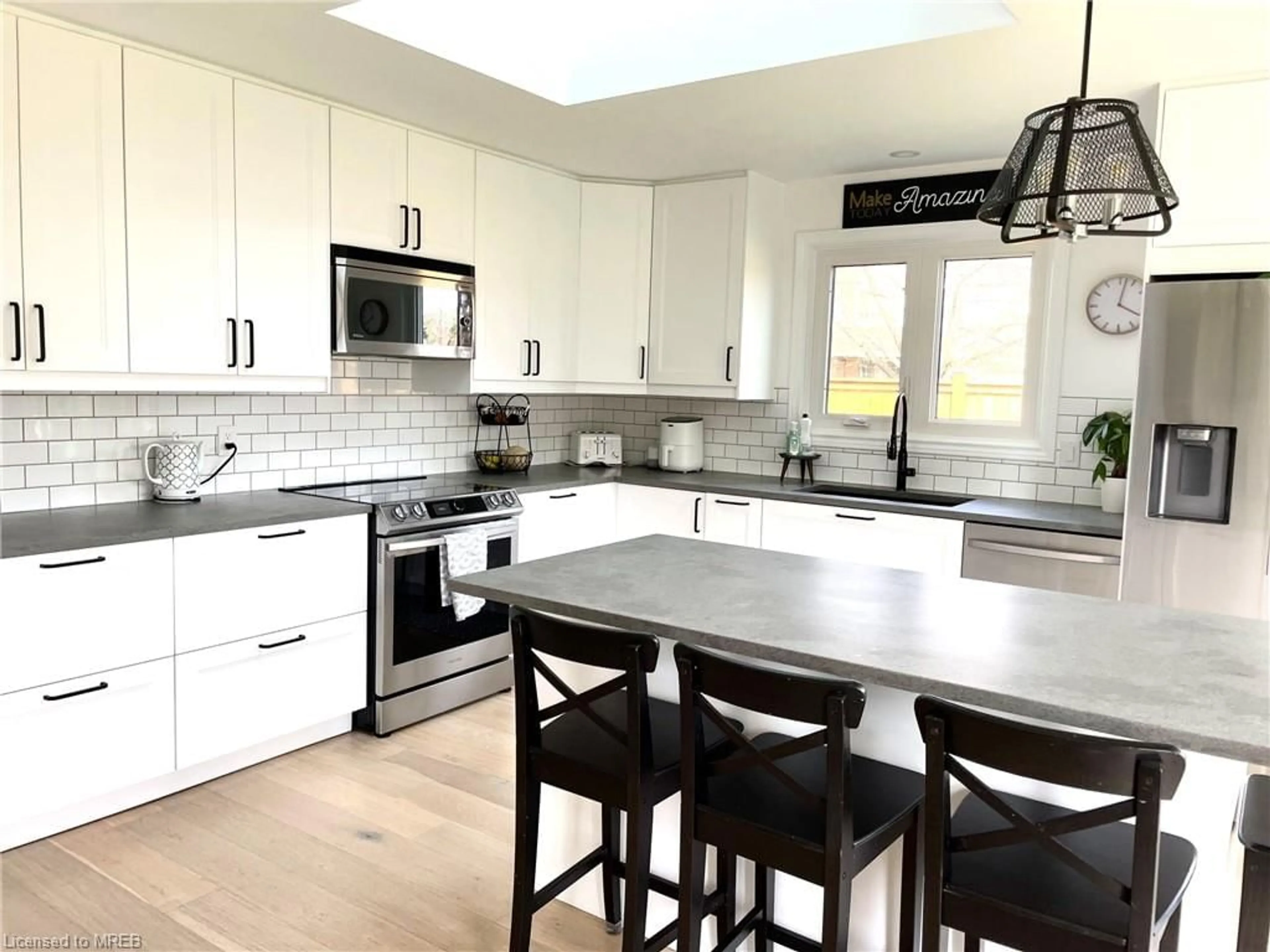 Contemporary kitchen for 20 Stonebridge Gate, St. Catharines Ontario L2S 3N1