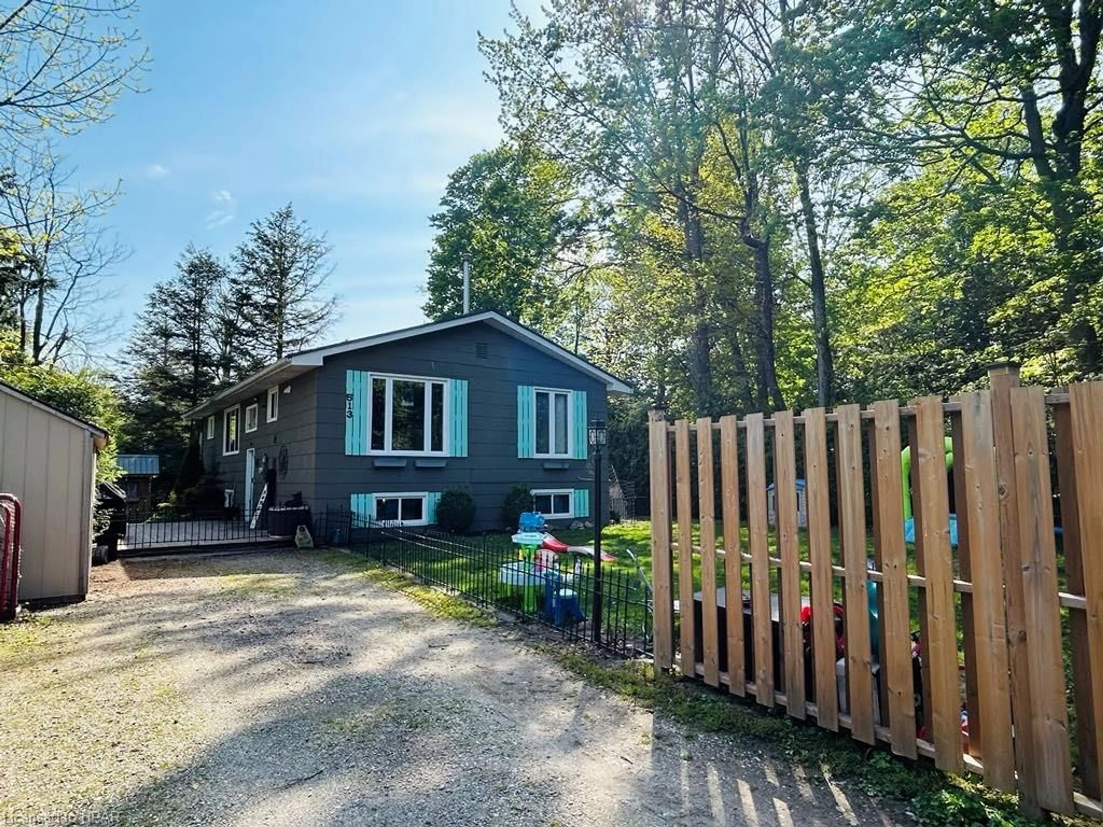 Cottage for 513 Attawandaron Rd, Point Clark Ontario N0G 2R0