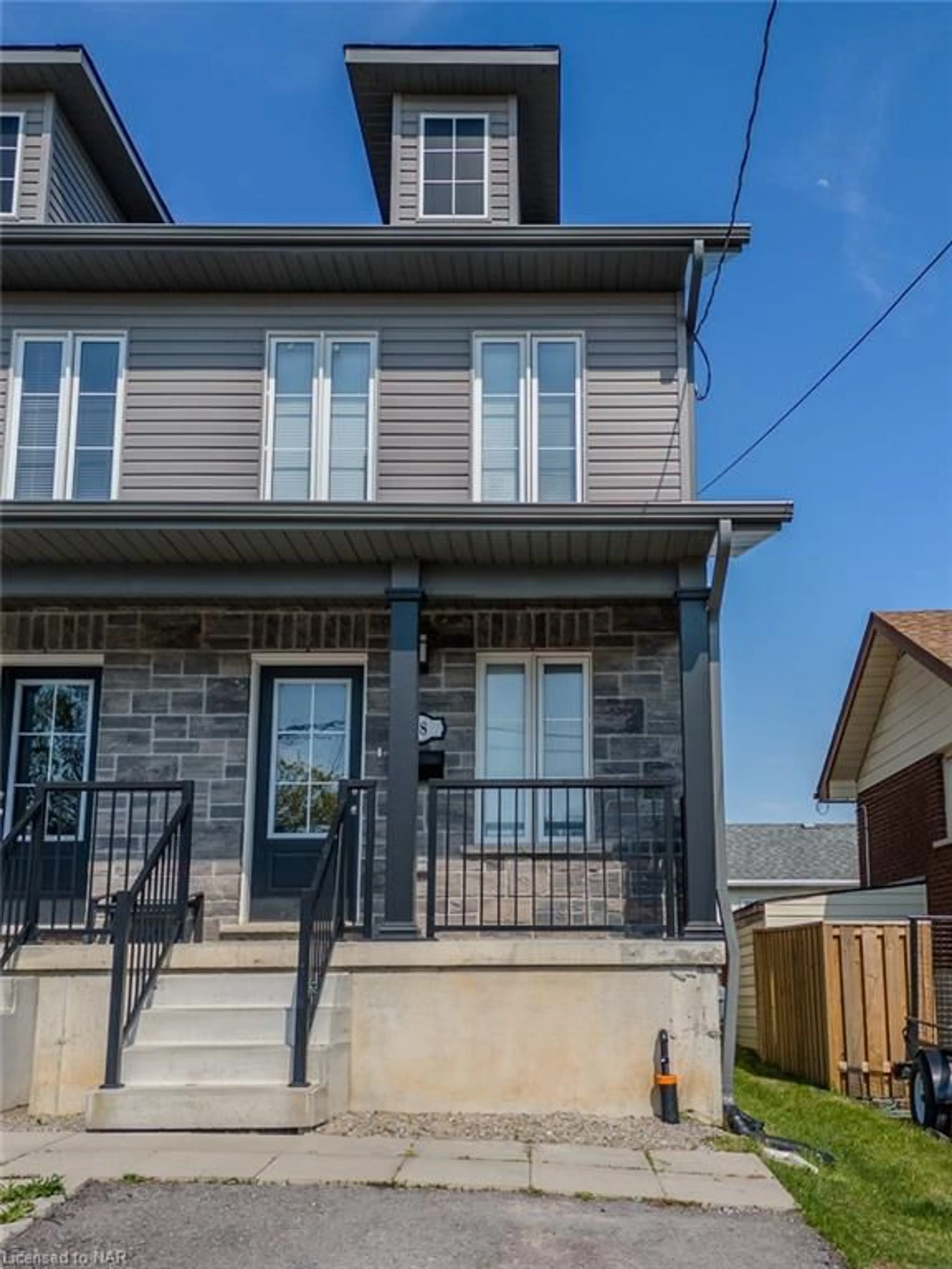 Frontside or backside of a home for 18 King St, Thorold Ontario L2V 3T7