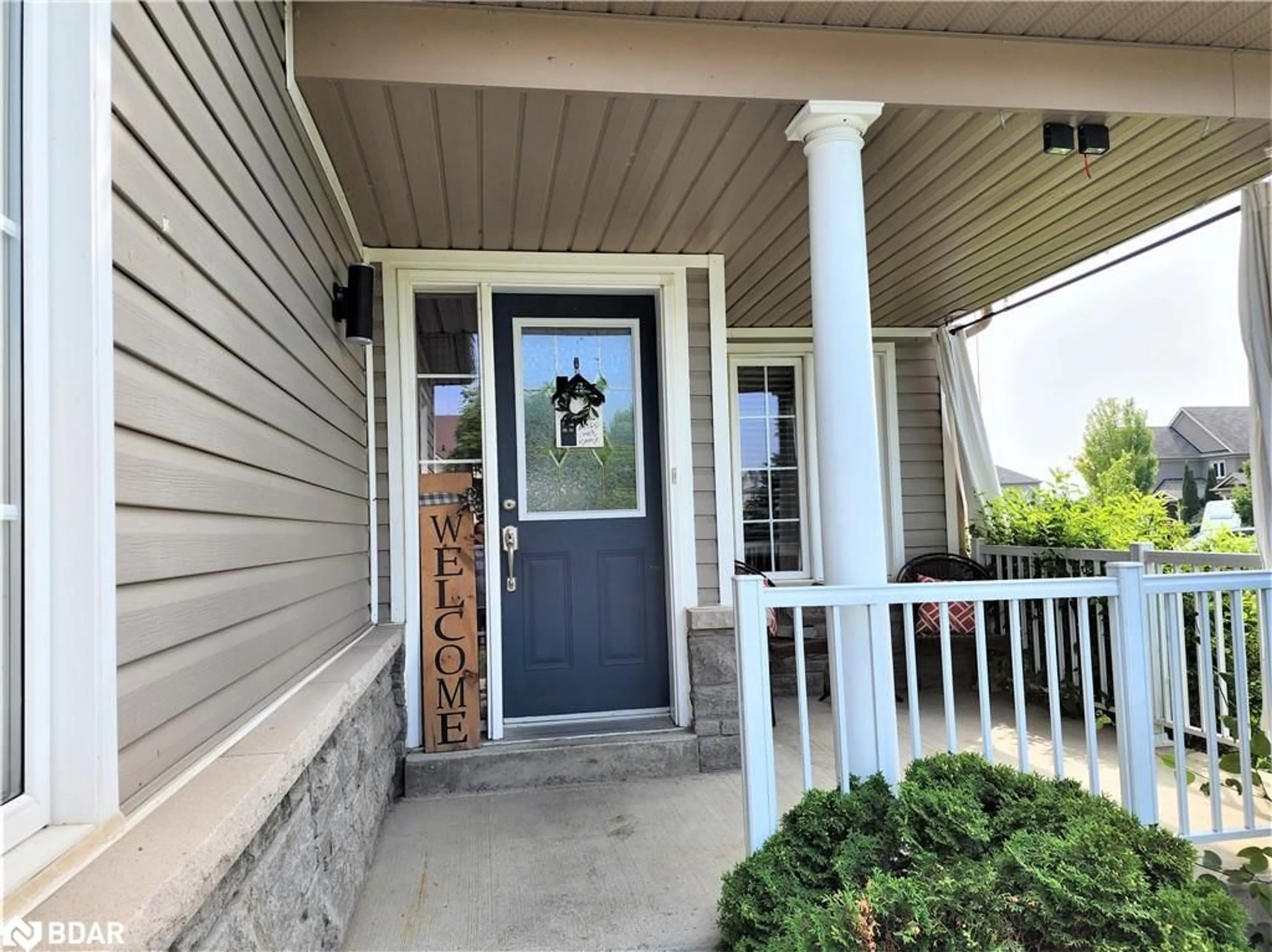 Indoor entryway for 201 Cowling Hts, Peterborough Ontario K9K 0B2