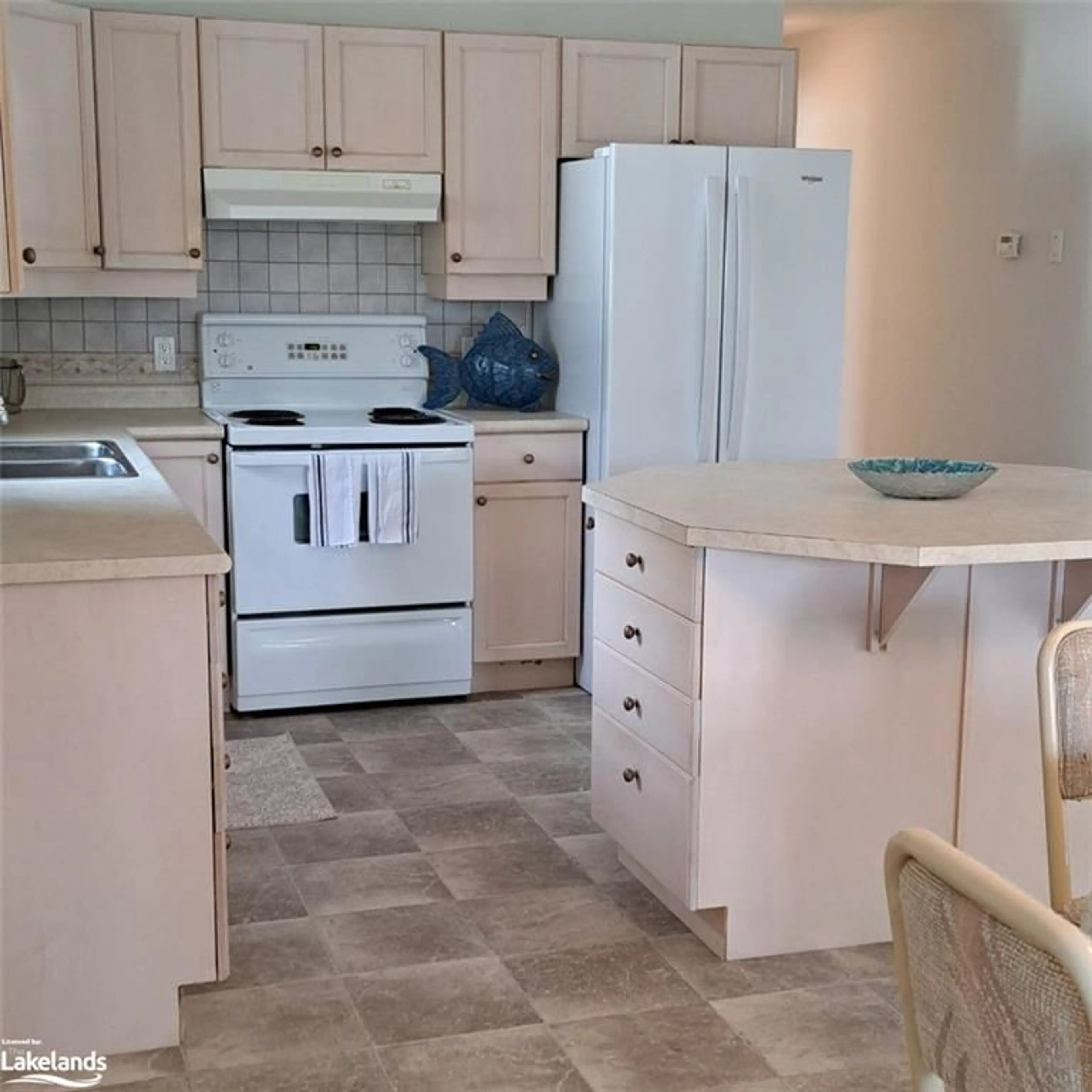 Standard kitchen for 7 Indiana Ave, Wasaga Beach Ontario L9Z 3A8