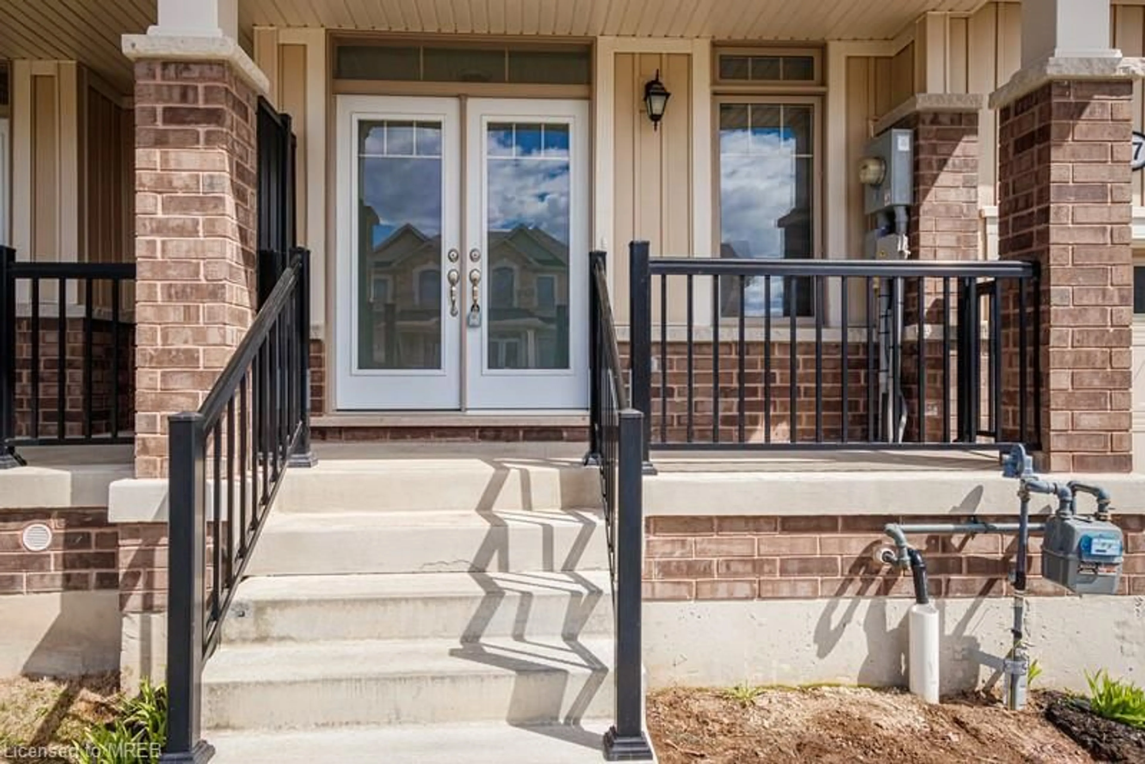 Indoor entryway for 27 Albany St, Collingwood Ontario L9Y 3W8